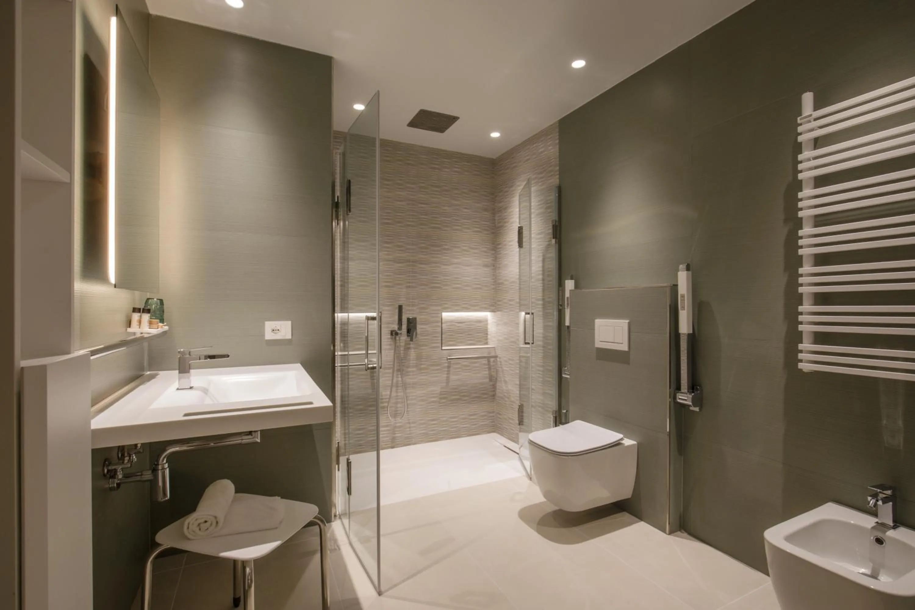 Shower in Ambasciatori Suite Hotel