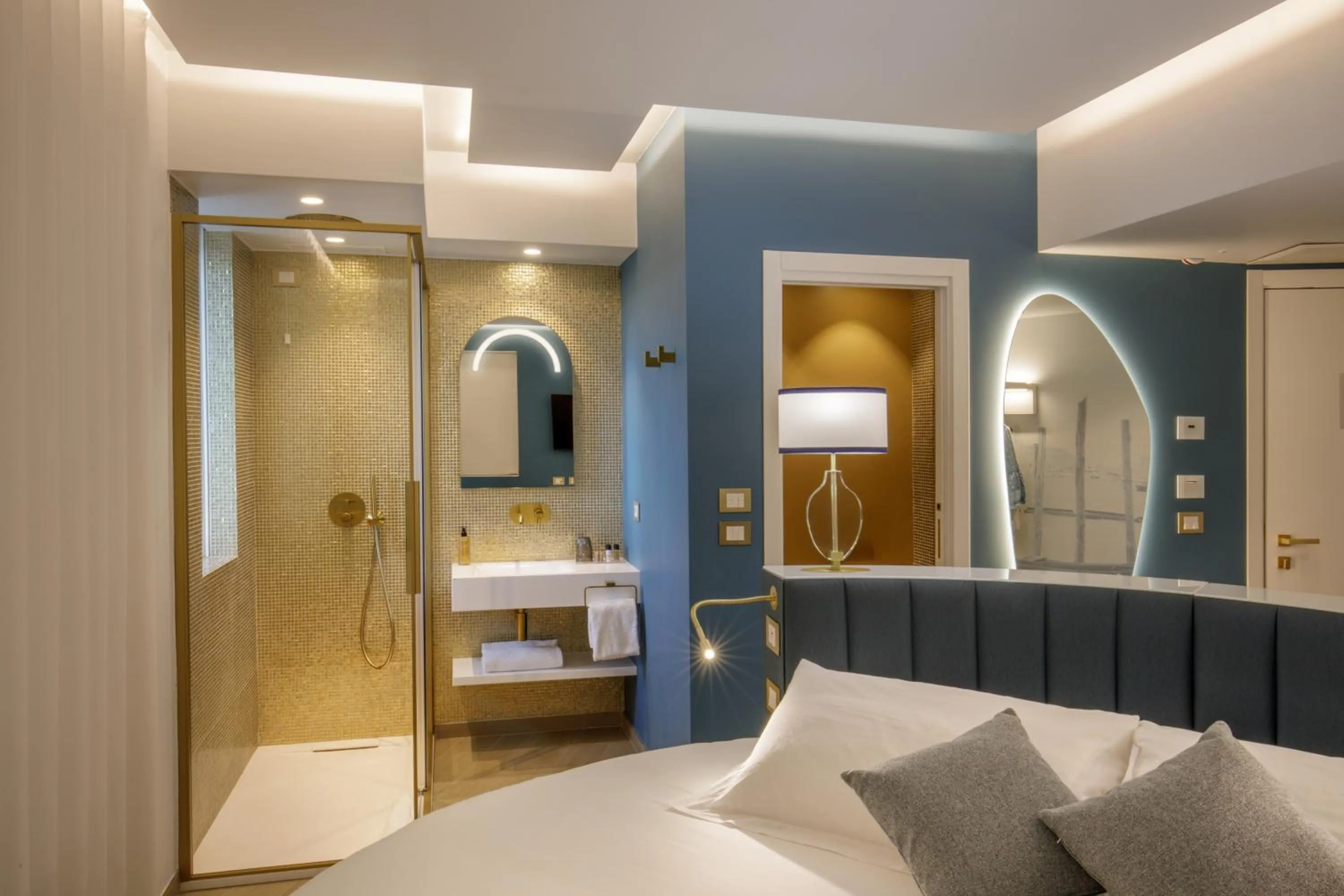 Shower, Bed in Ambasciatori Suite Hotel