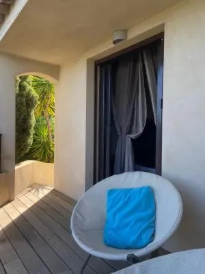 Bed in La chambre d'Aphrodite avec jacuzzi vue mer