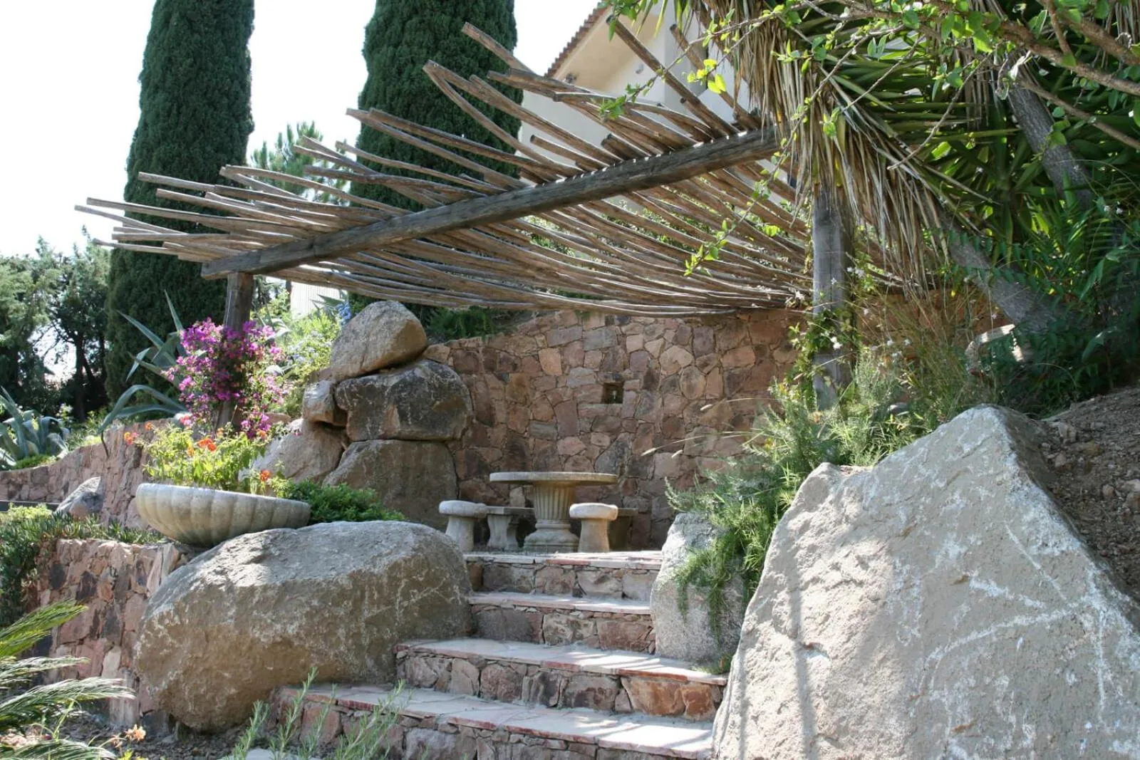 Garden in La chambre d'Aphrodite avec jacuzzi vue mer