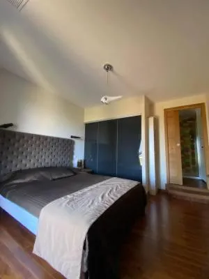 Bed in La chambre d'Aphrodite avec jacuzzi vue mer