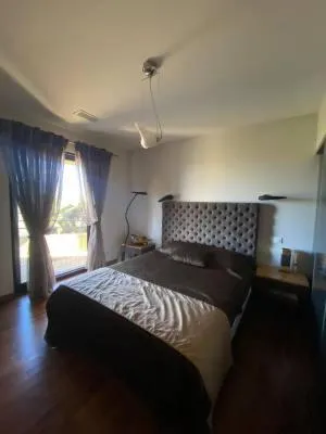Bed in La chambre d'Aphrodite avec jacuzzi vue mer