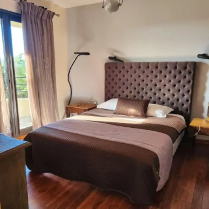 Bed in La chambre d'Aphrodite avec jacuzzi vue mer