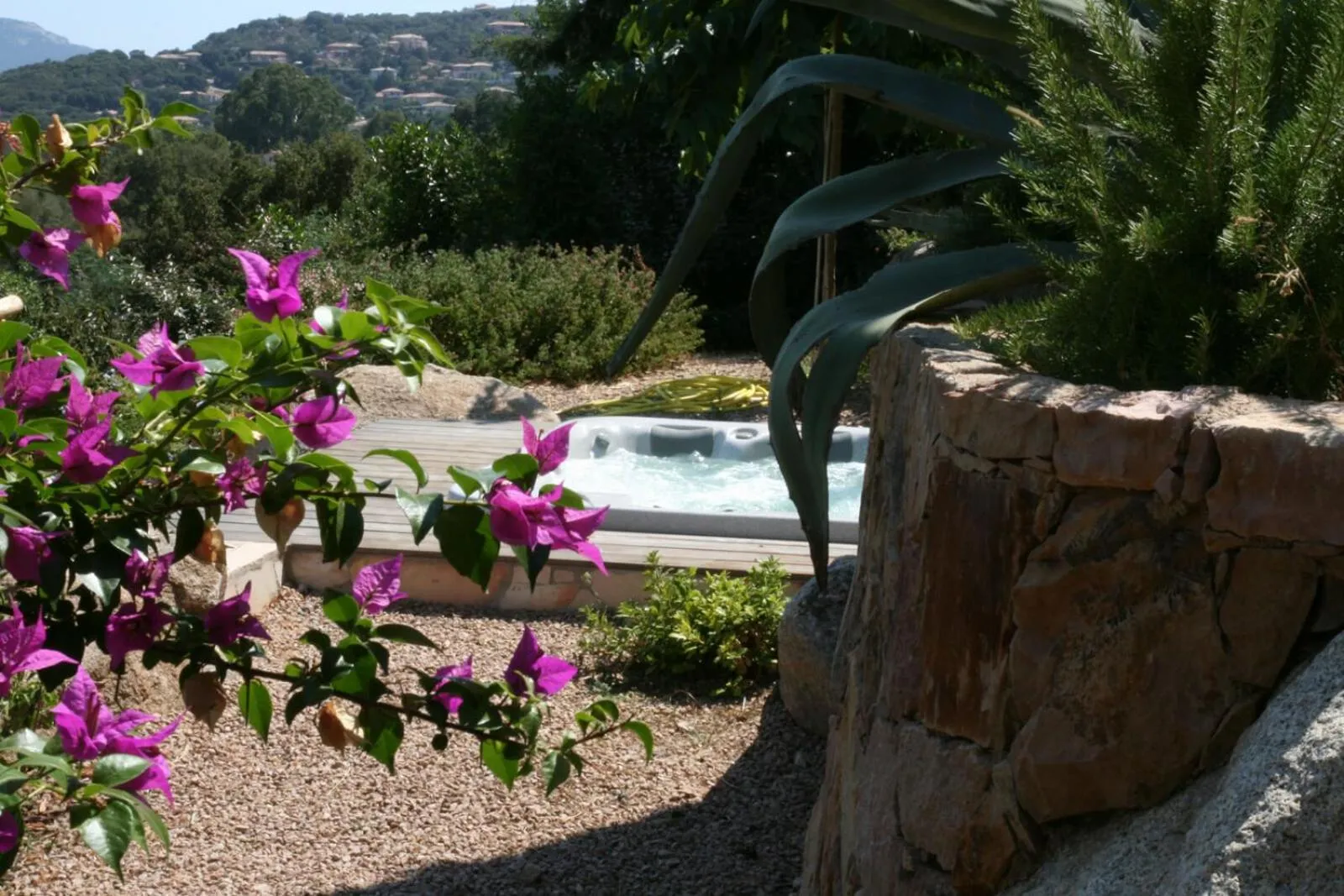 Garden in La chambre d'Aphrodite avec jacuzzi vue mer
