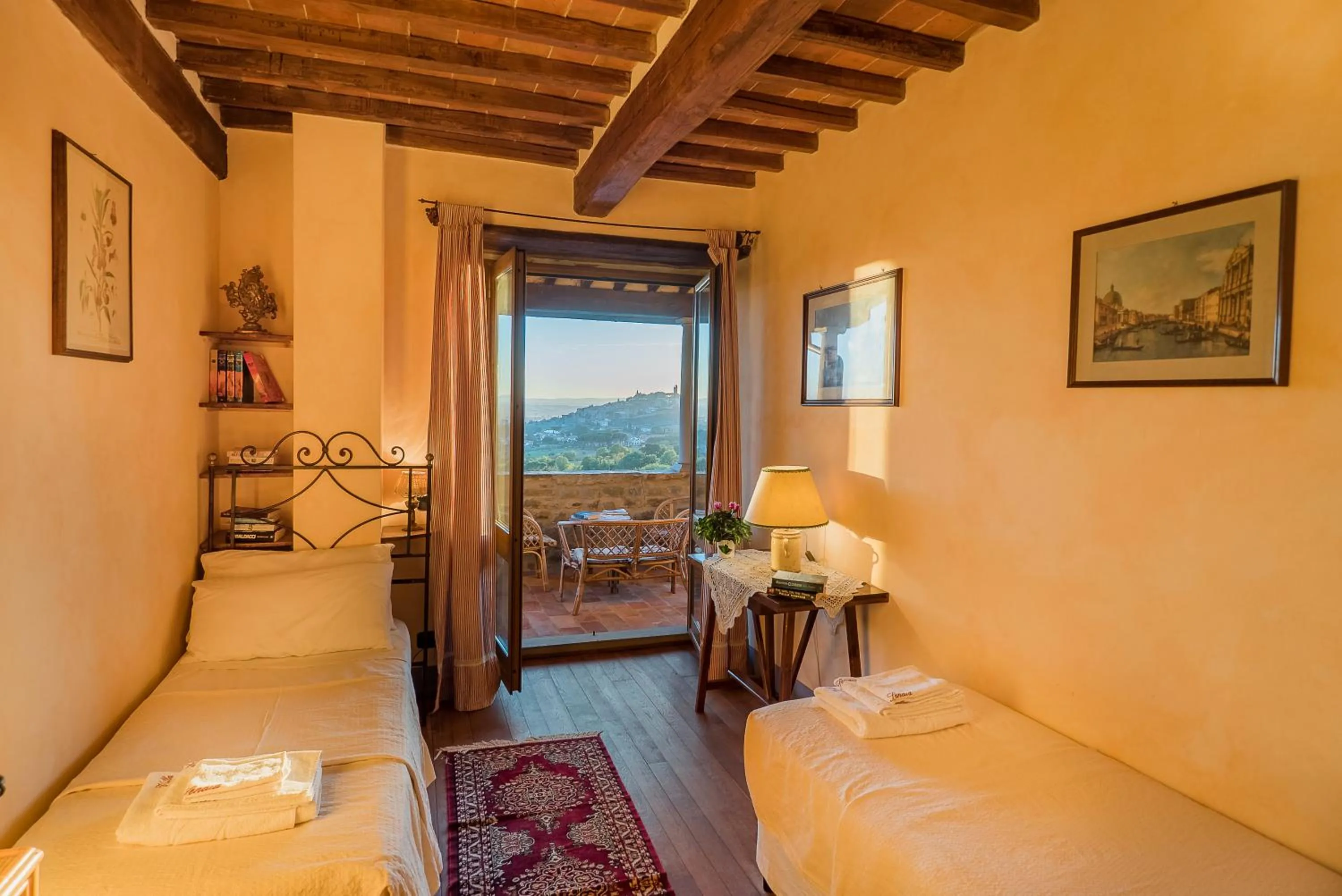 Photo of the whole room in Villa Senaia