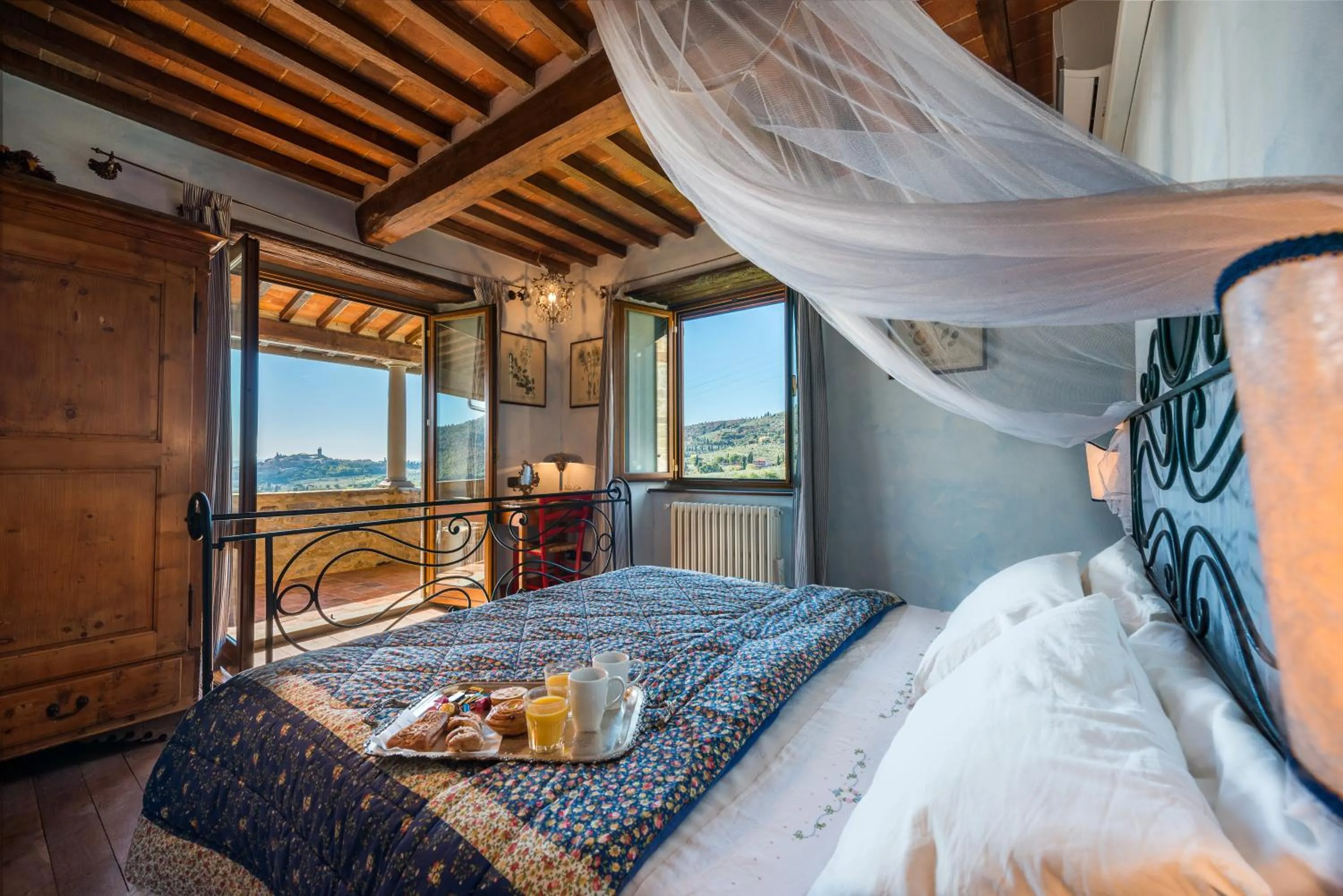 Photo of the whole room, Bed in Villa Senaia