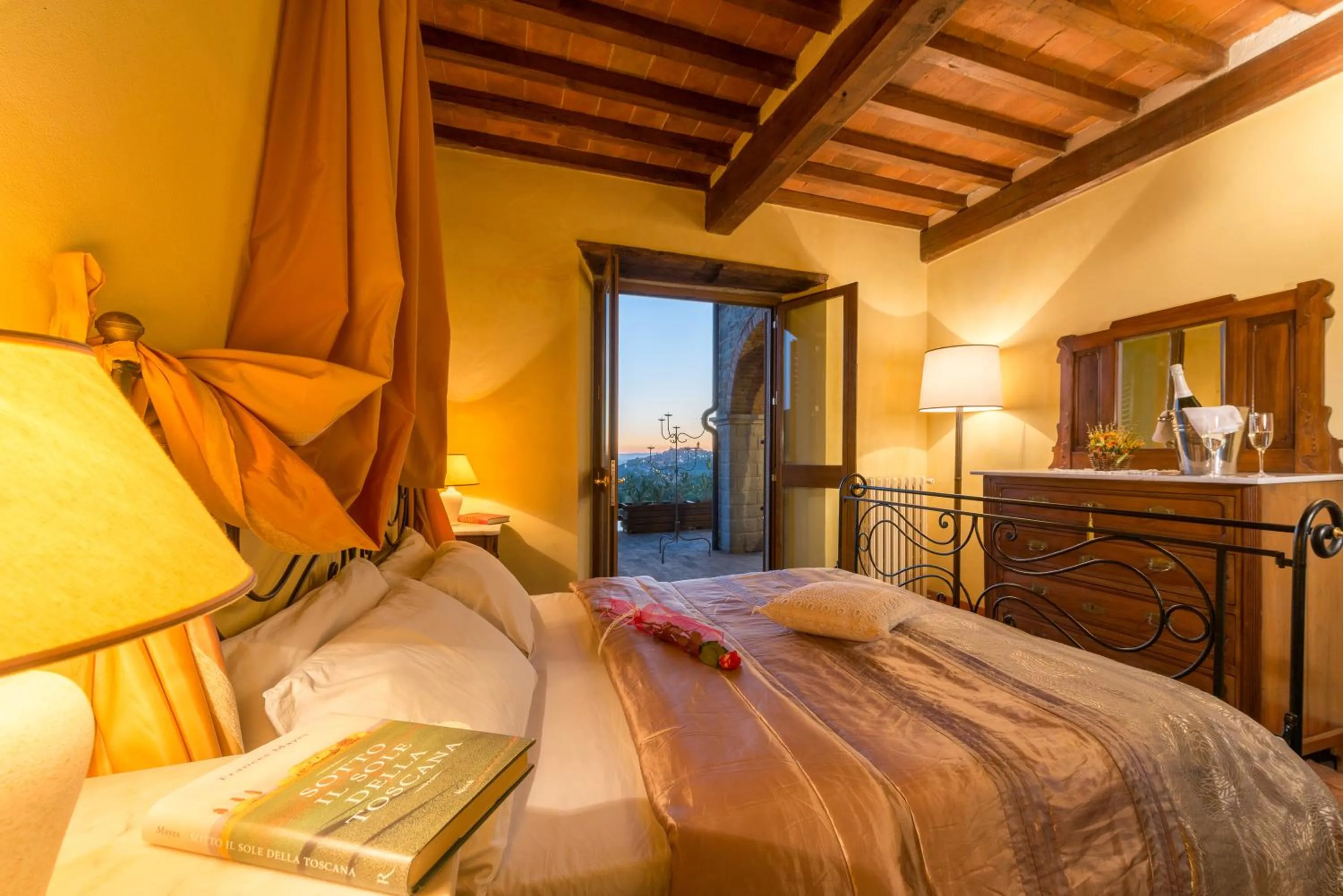 Photo of the whole room, Bed in Villa Senaia