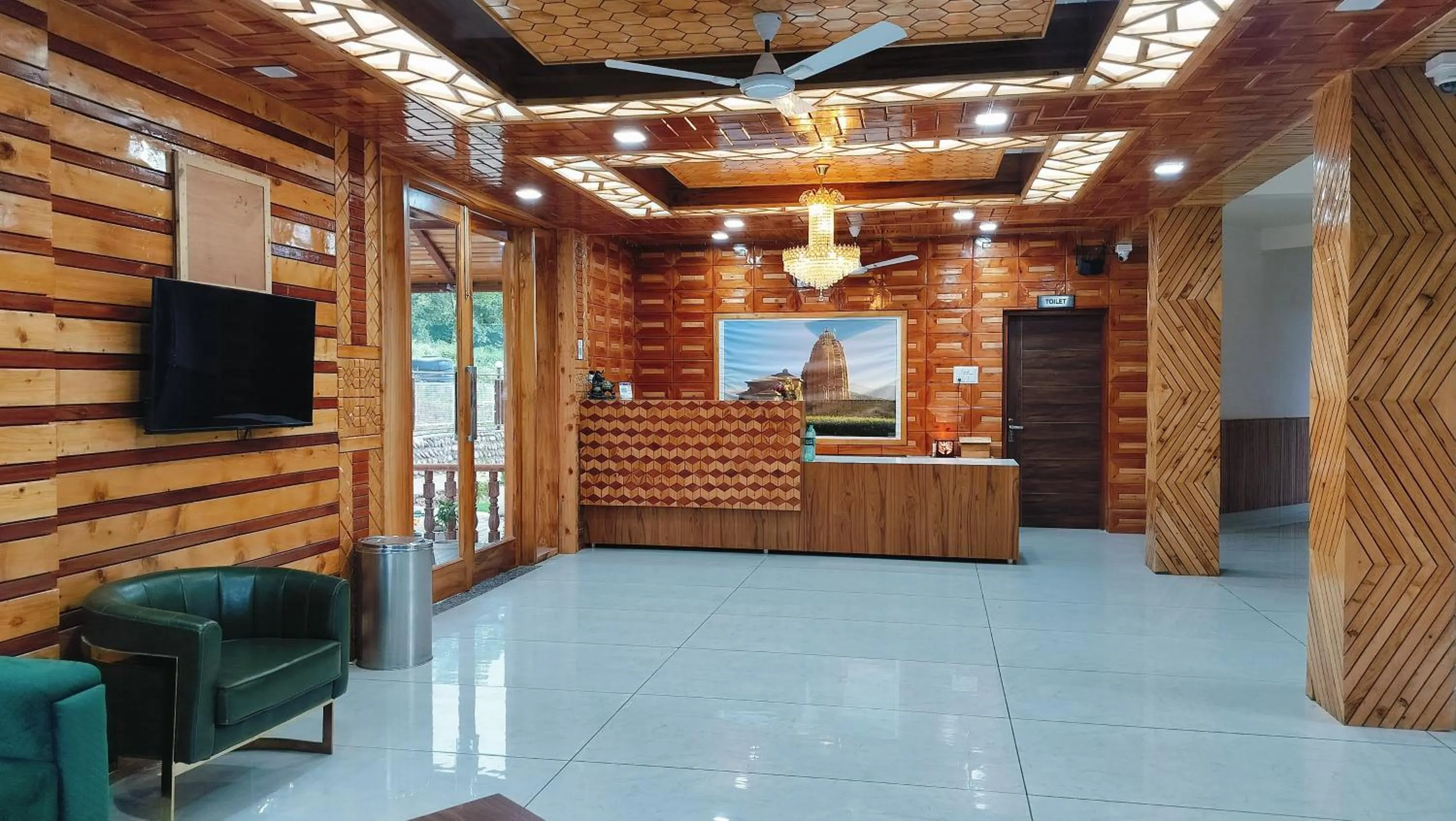 Communal lounge/ TV room in Appas Hotel