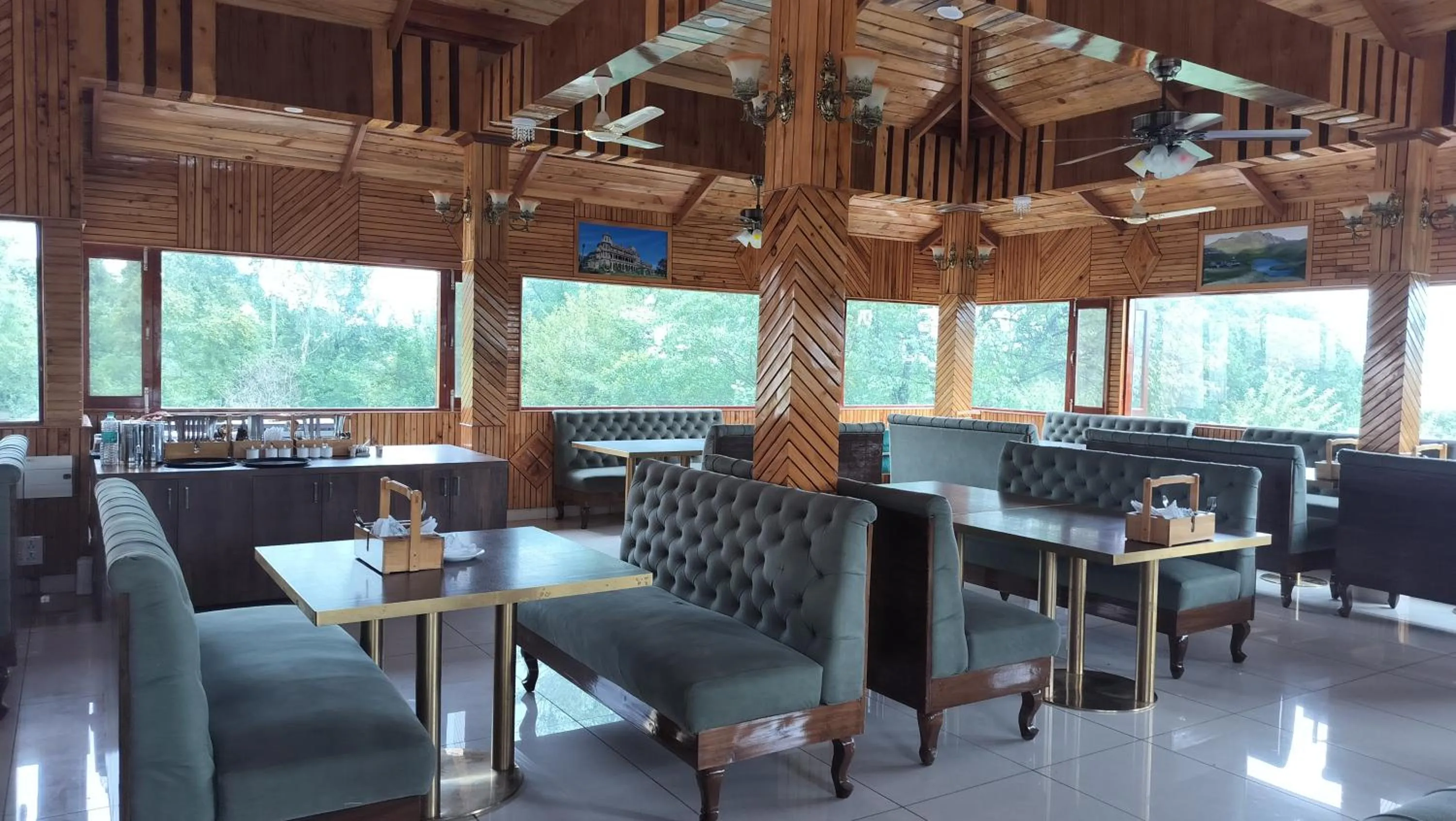 Restaurant/places to eat in Appas Hotel