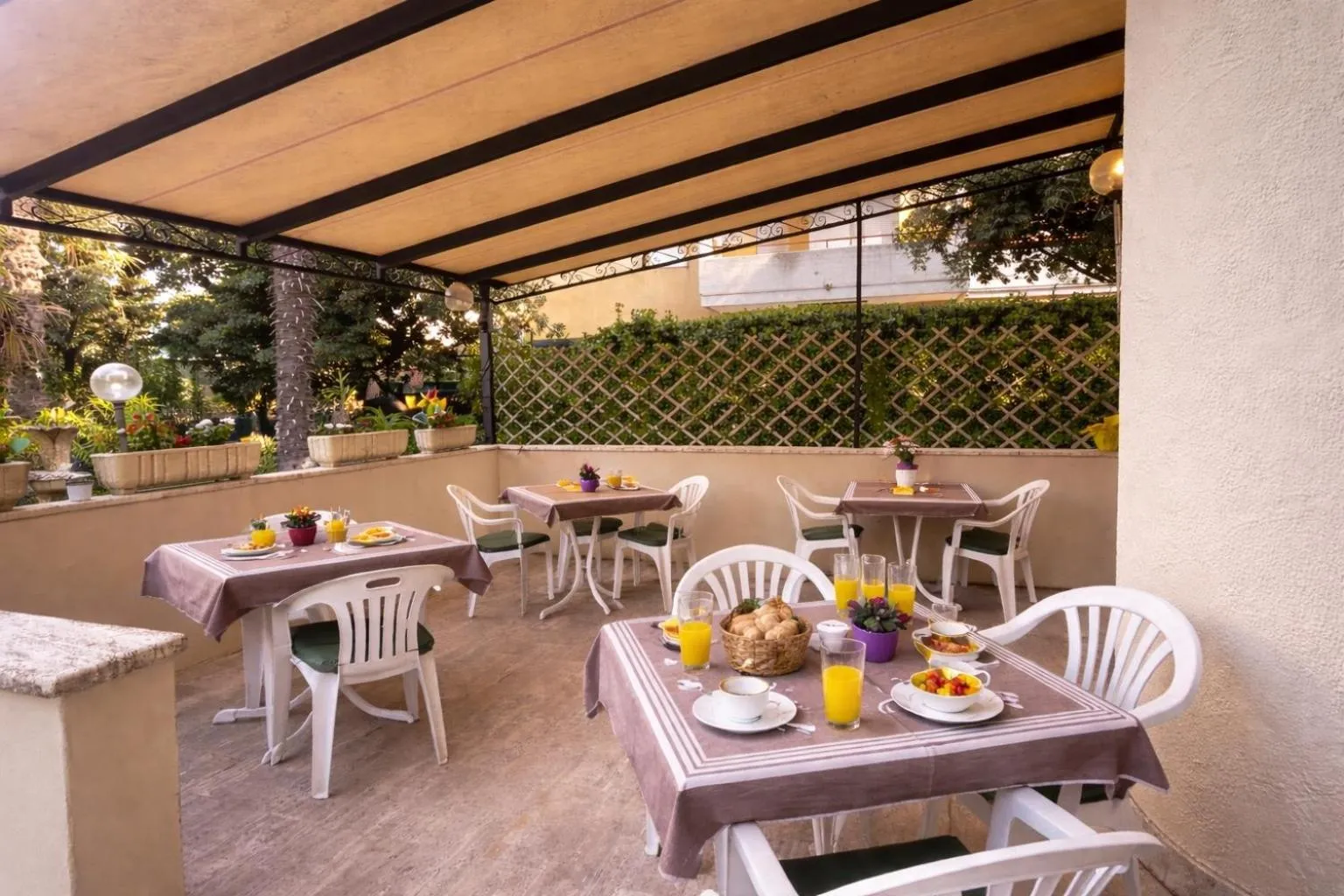 Patio in Hotel Villa Pina