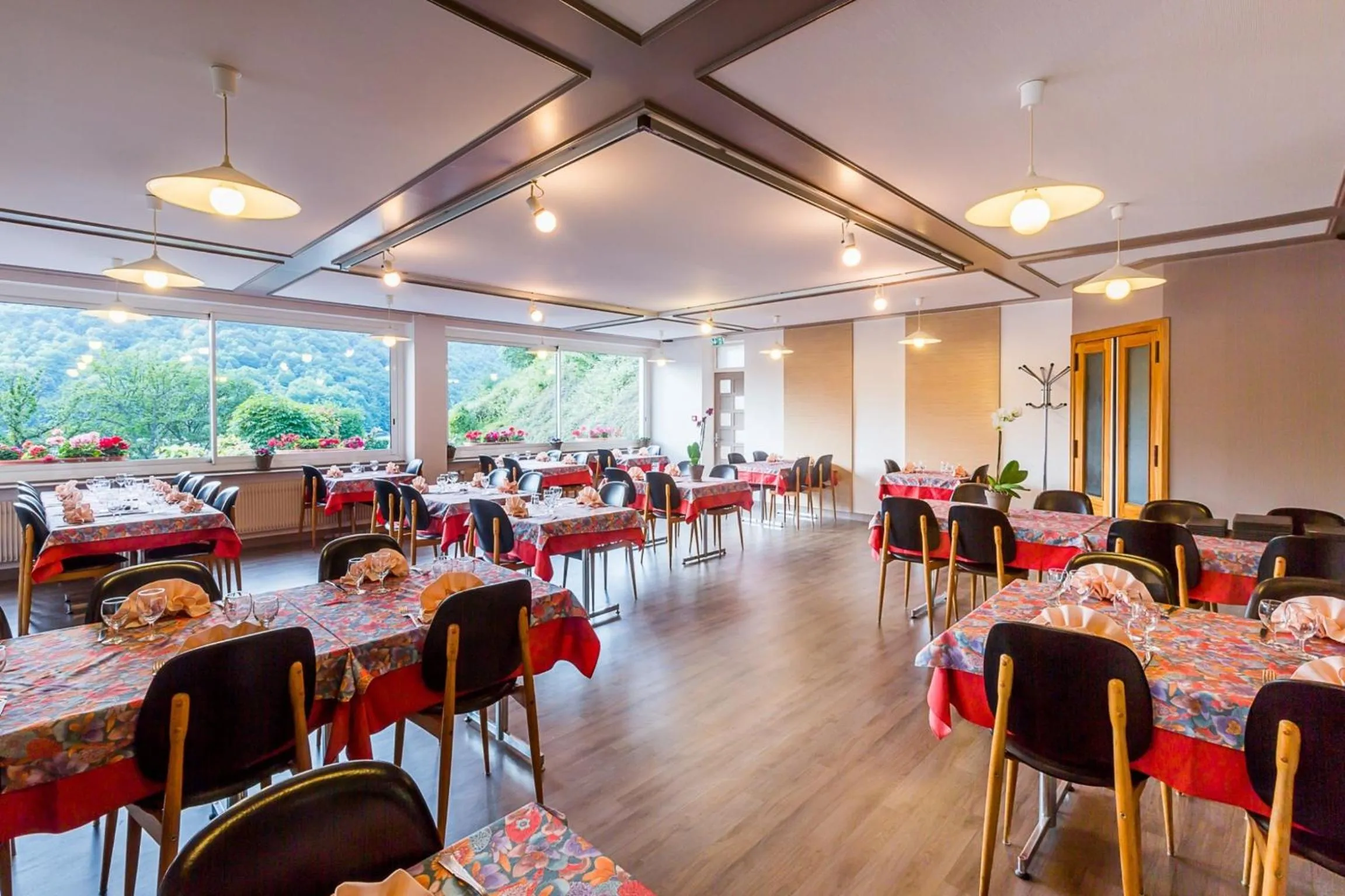 Restaurant/places to eat in Logis Hôtel Belle Vue