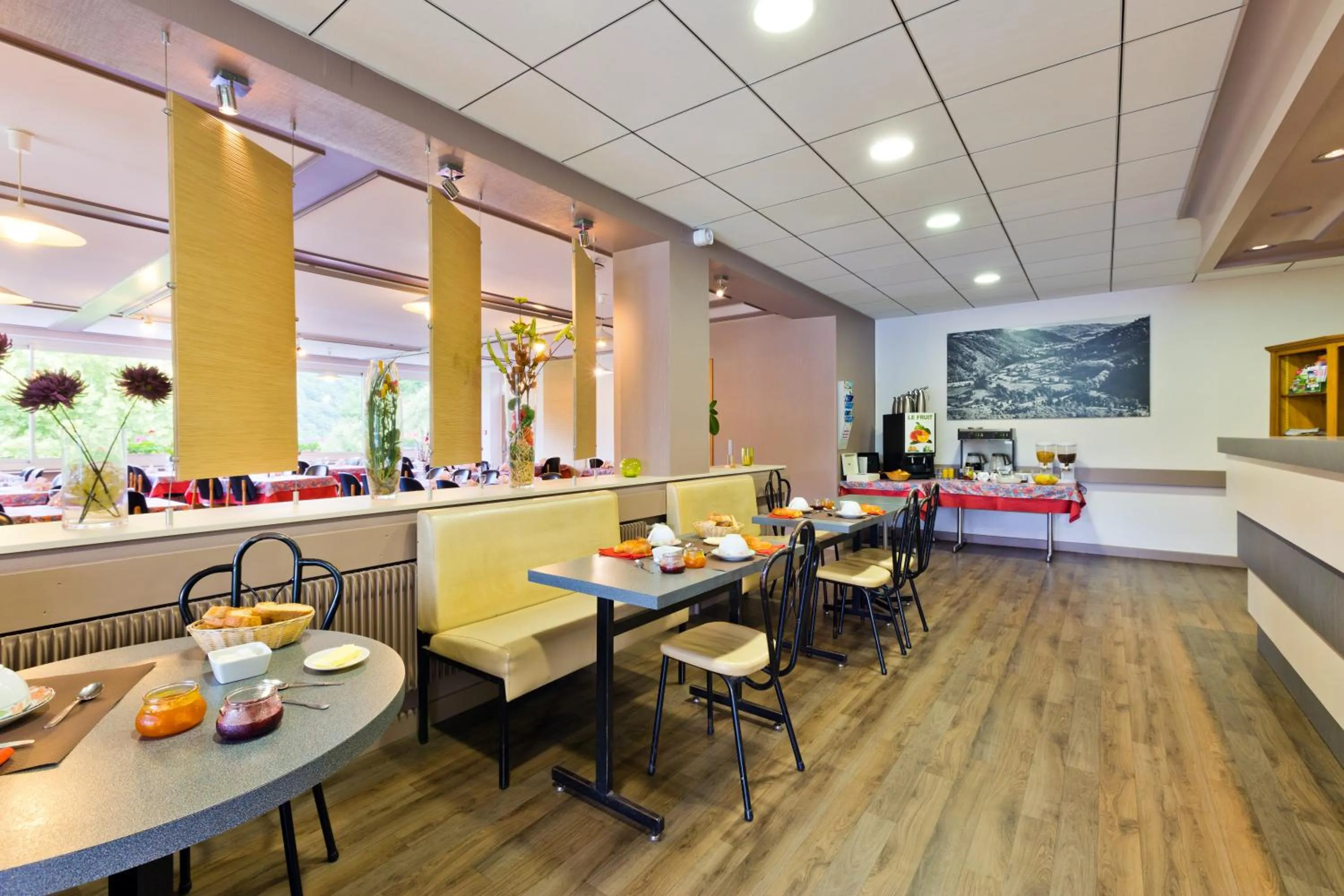 Breakfast in Logis Hôtel Belle Vue