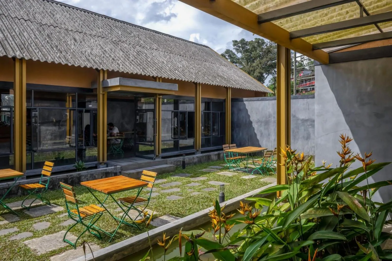 Restaurant/places to eat in Misty Mountain Experience