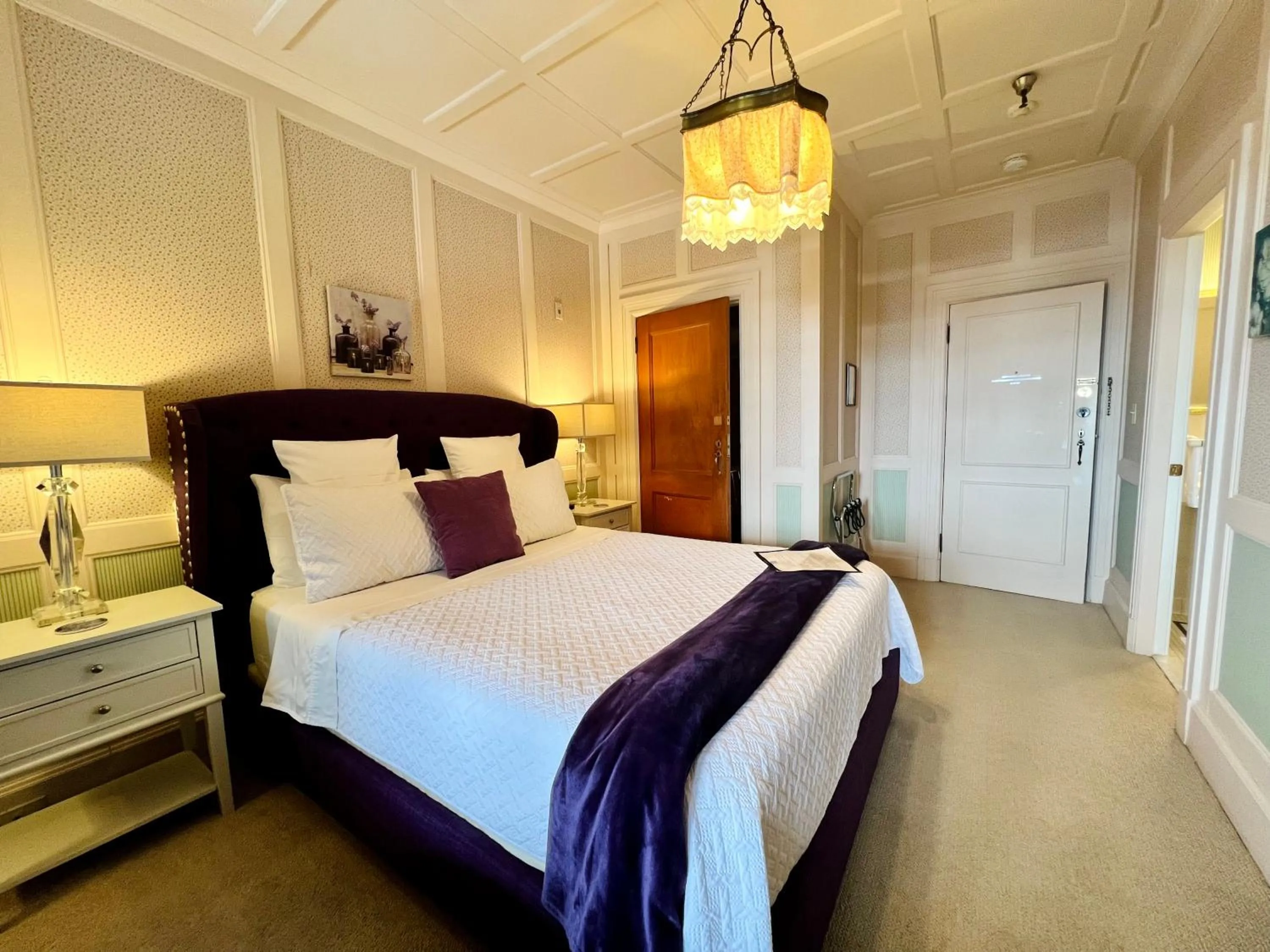 Photo of the whole room, Bed in The Latch Inn