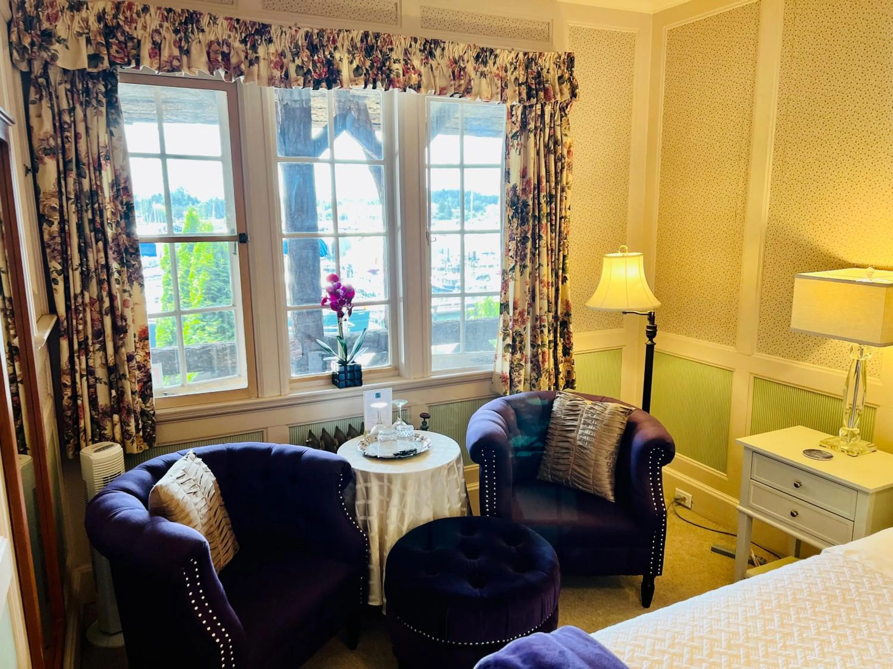 Seating area, Bed in The Latch Inn