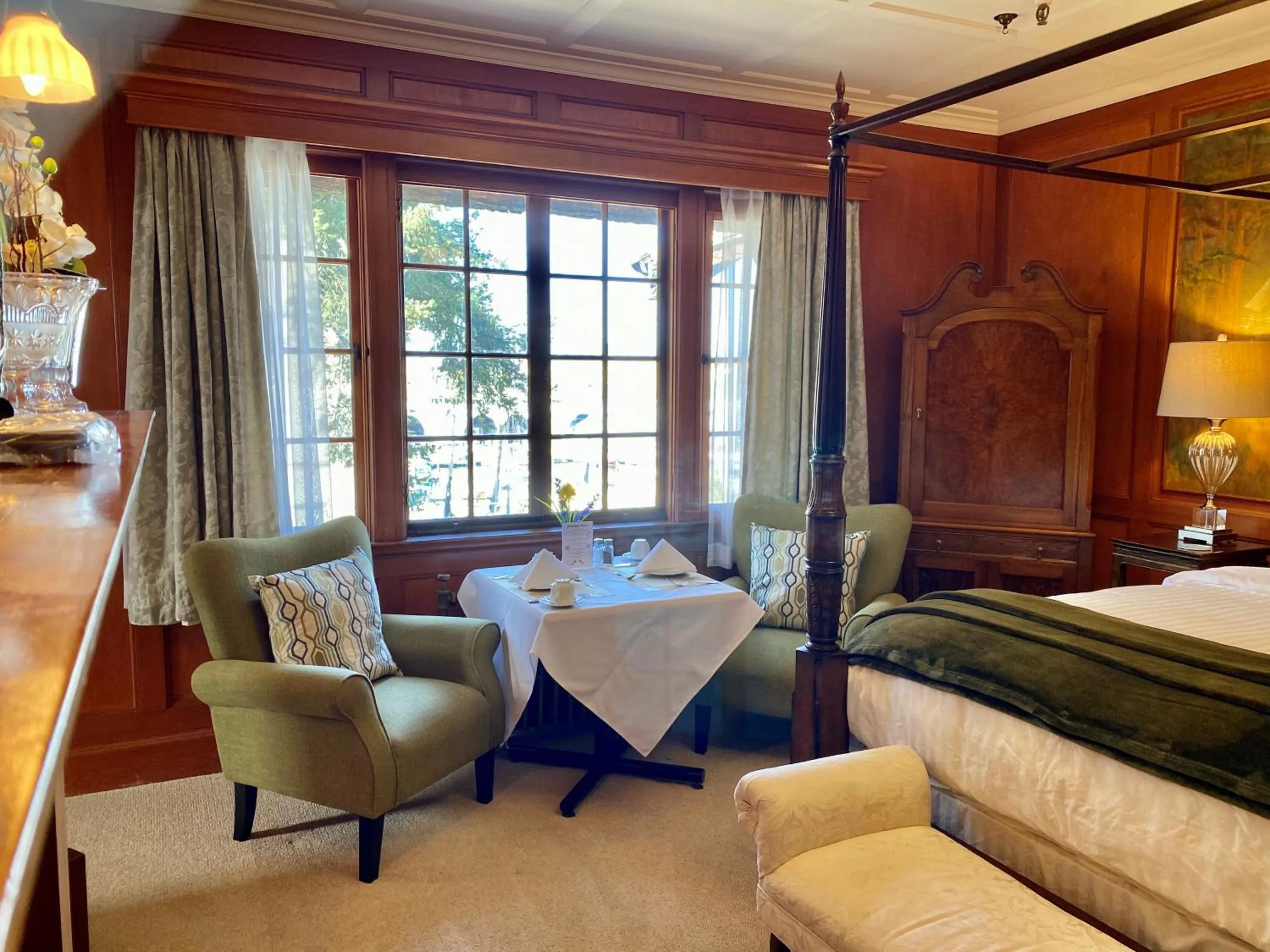 Seating area, Bed in The Latch Inn