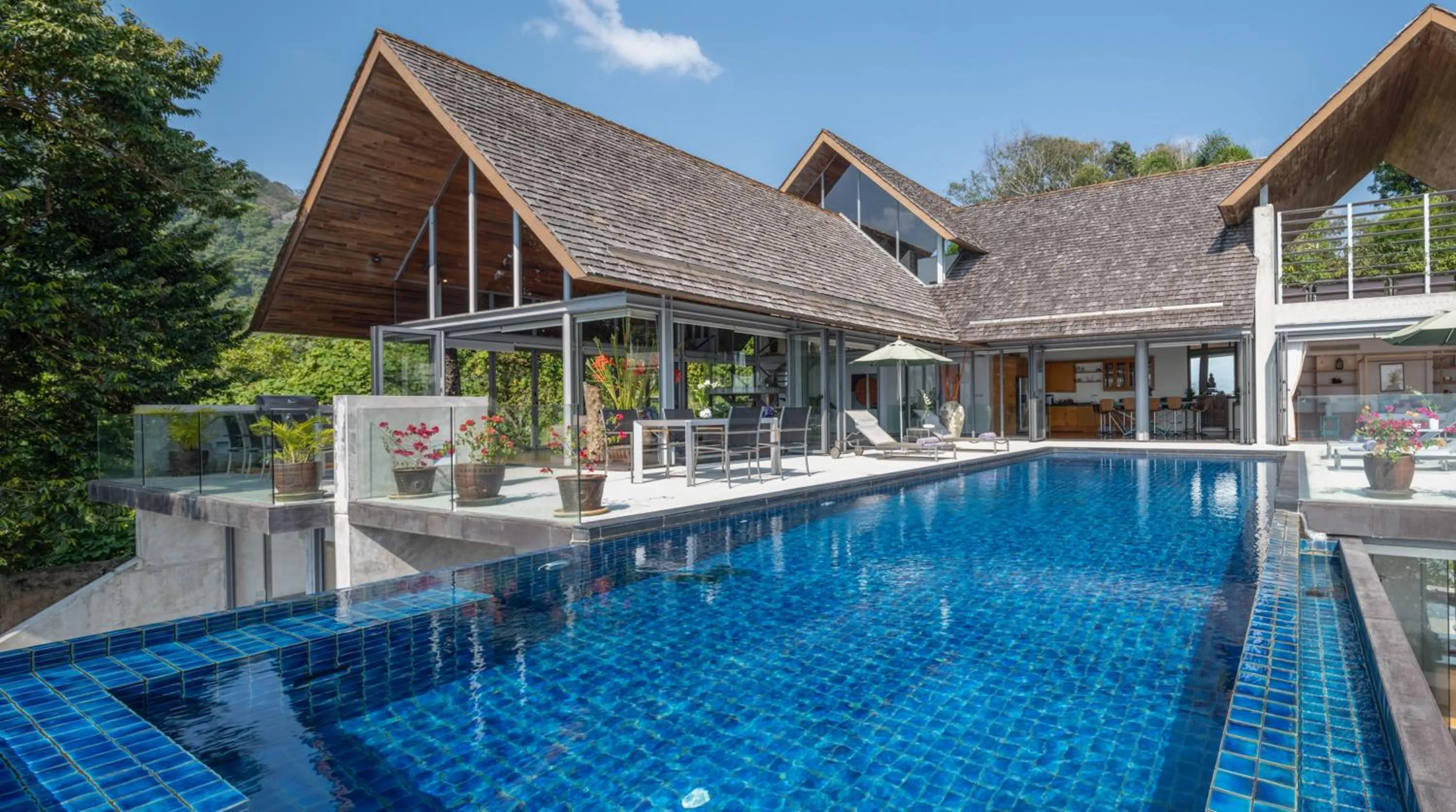 Property building in Villa Lomchoy