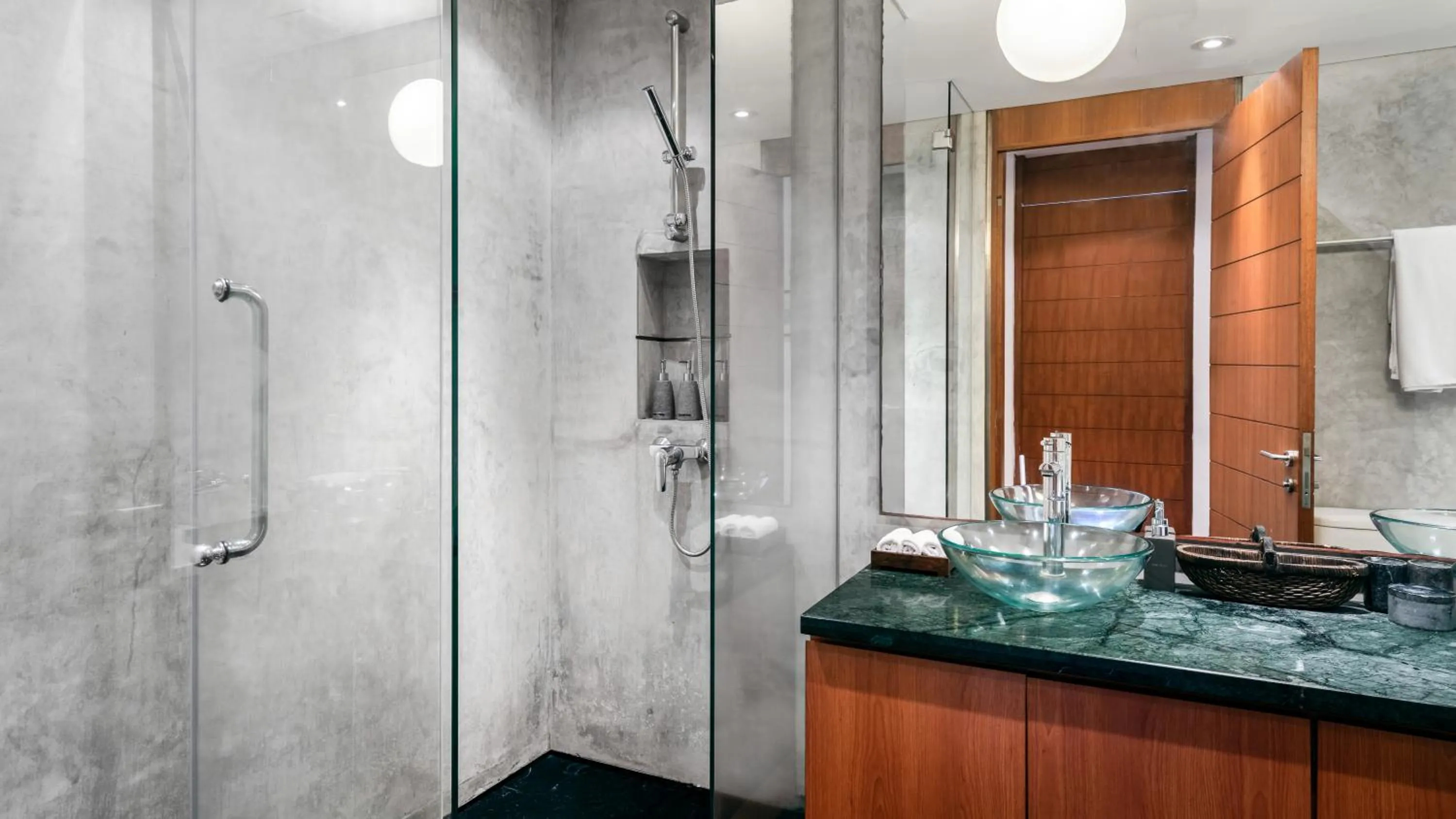 Shower in Villa Lomchoy