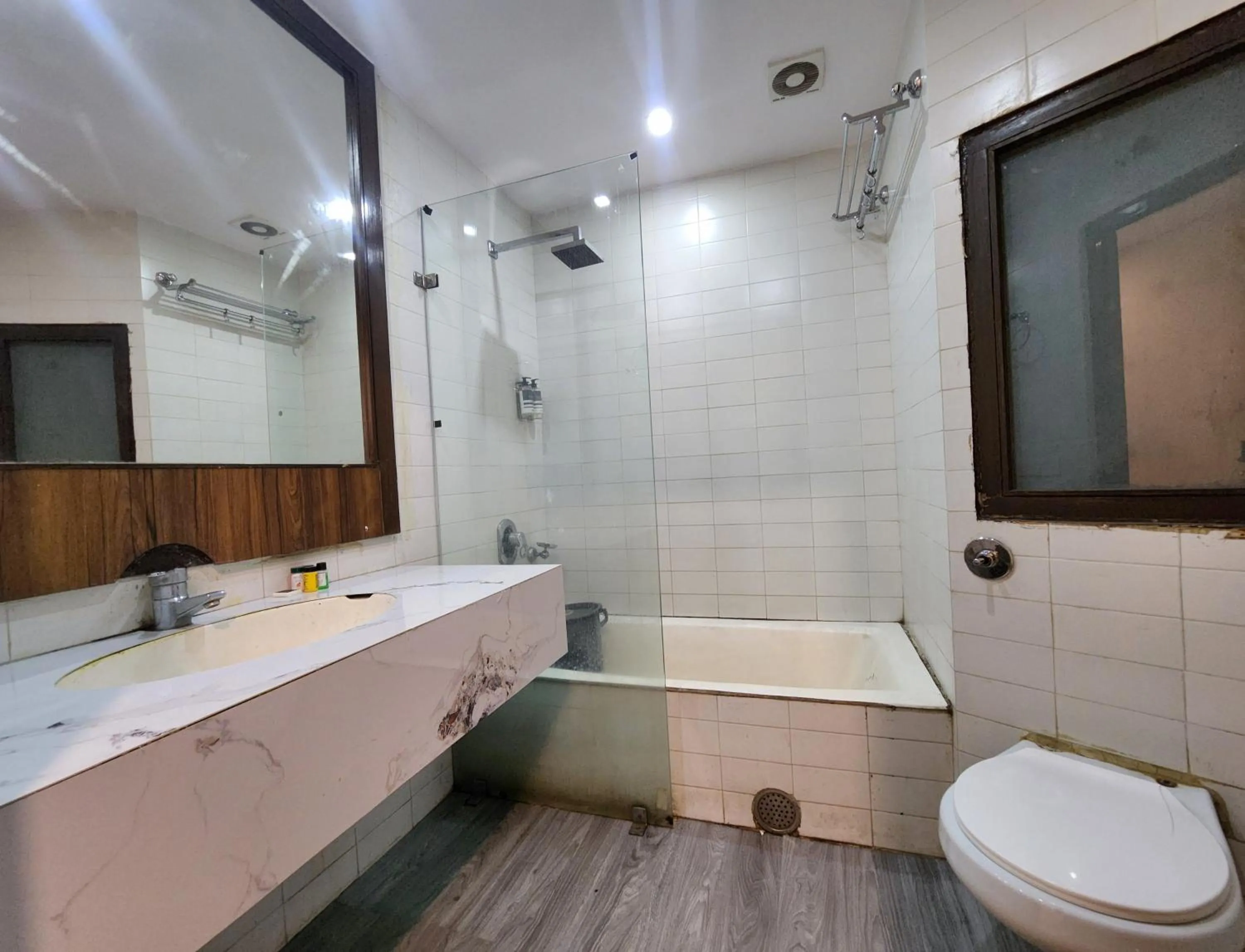 The Ashoka Inn 300mts walkable from Mall Road