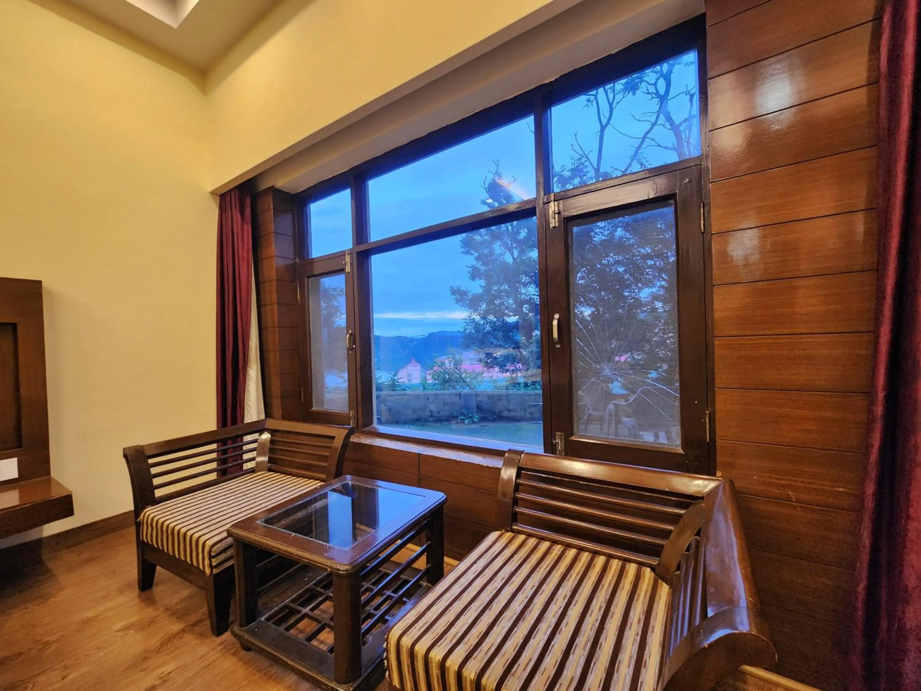 The Ashoka Inn 300mts walkable from Mall Road