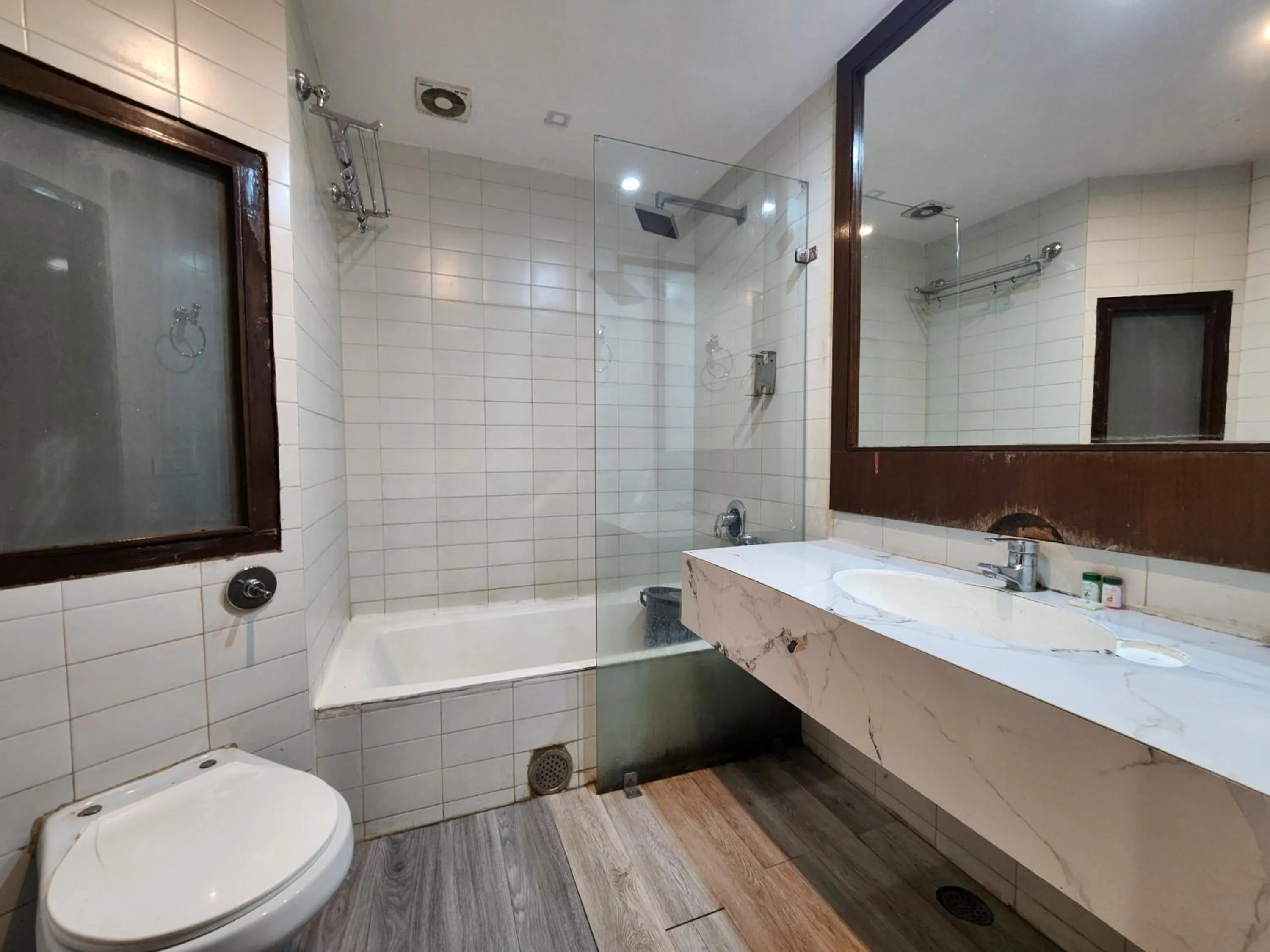 The Ashoka Inn 300mts walkable from Mall Road