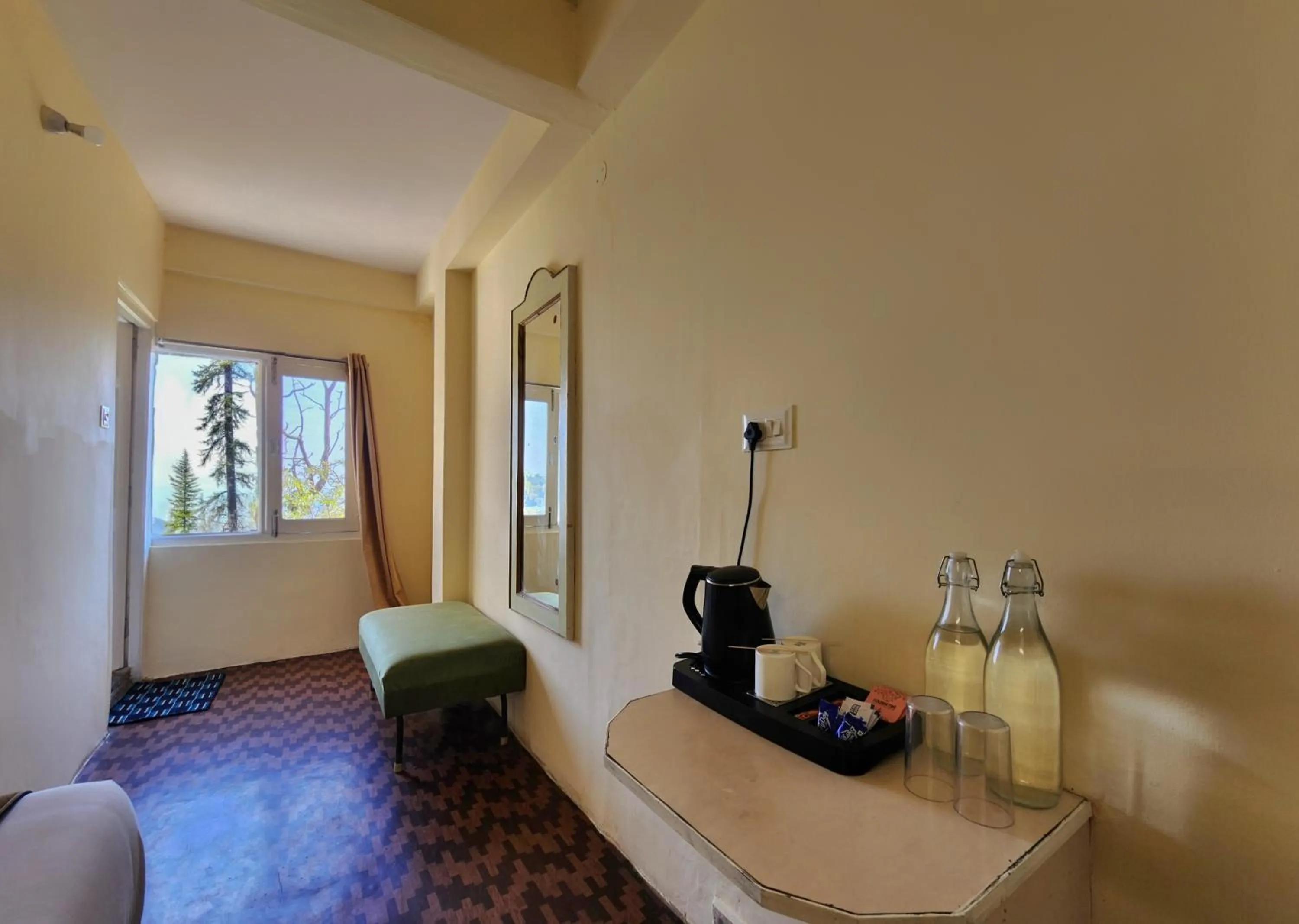 The Ashoka Inn 300mts walkable from Mall Road