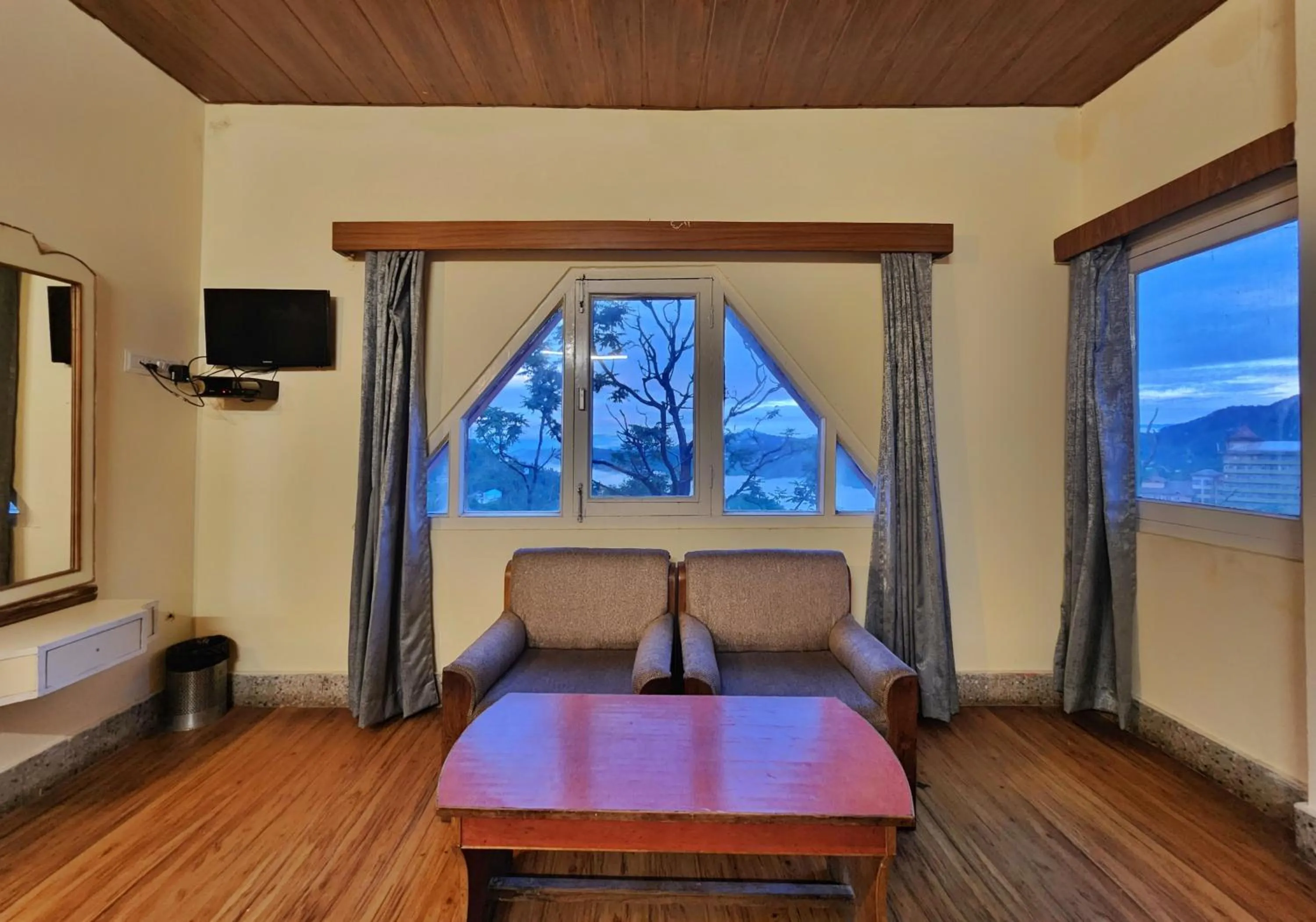 The Ashoka Inn 300mts walkable from Mall Road