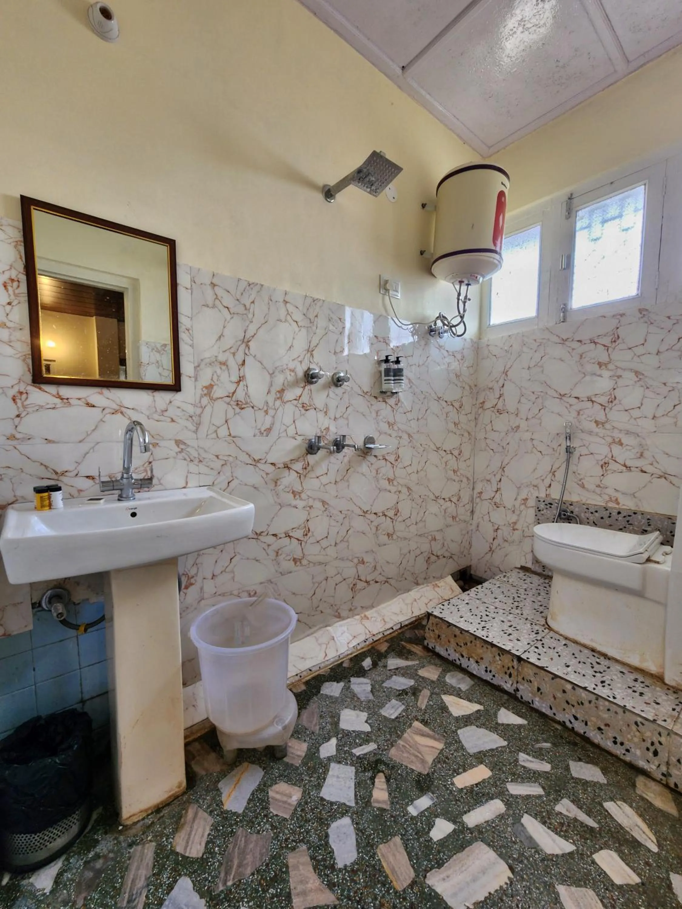 The Ashoka Inn 300mts walkable from Mall Road