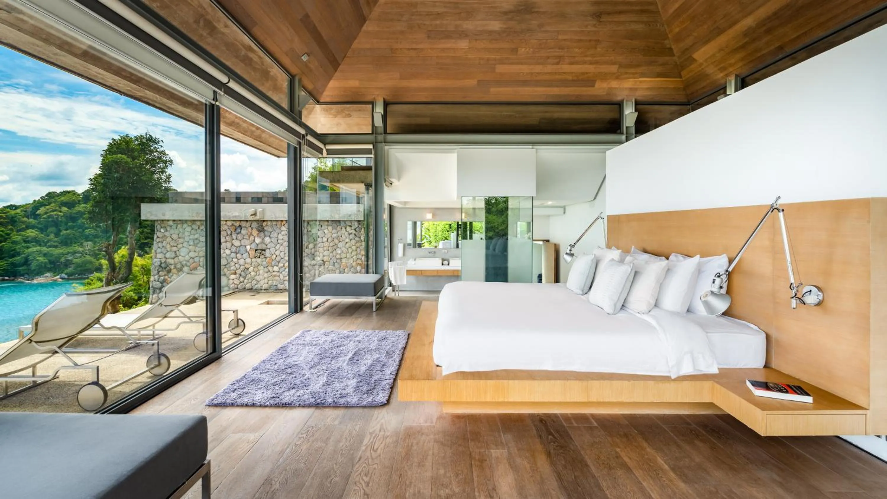 Bed in Villa Saengootsa