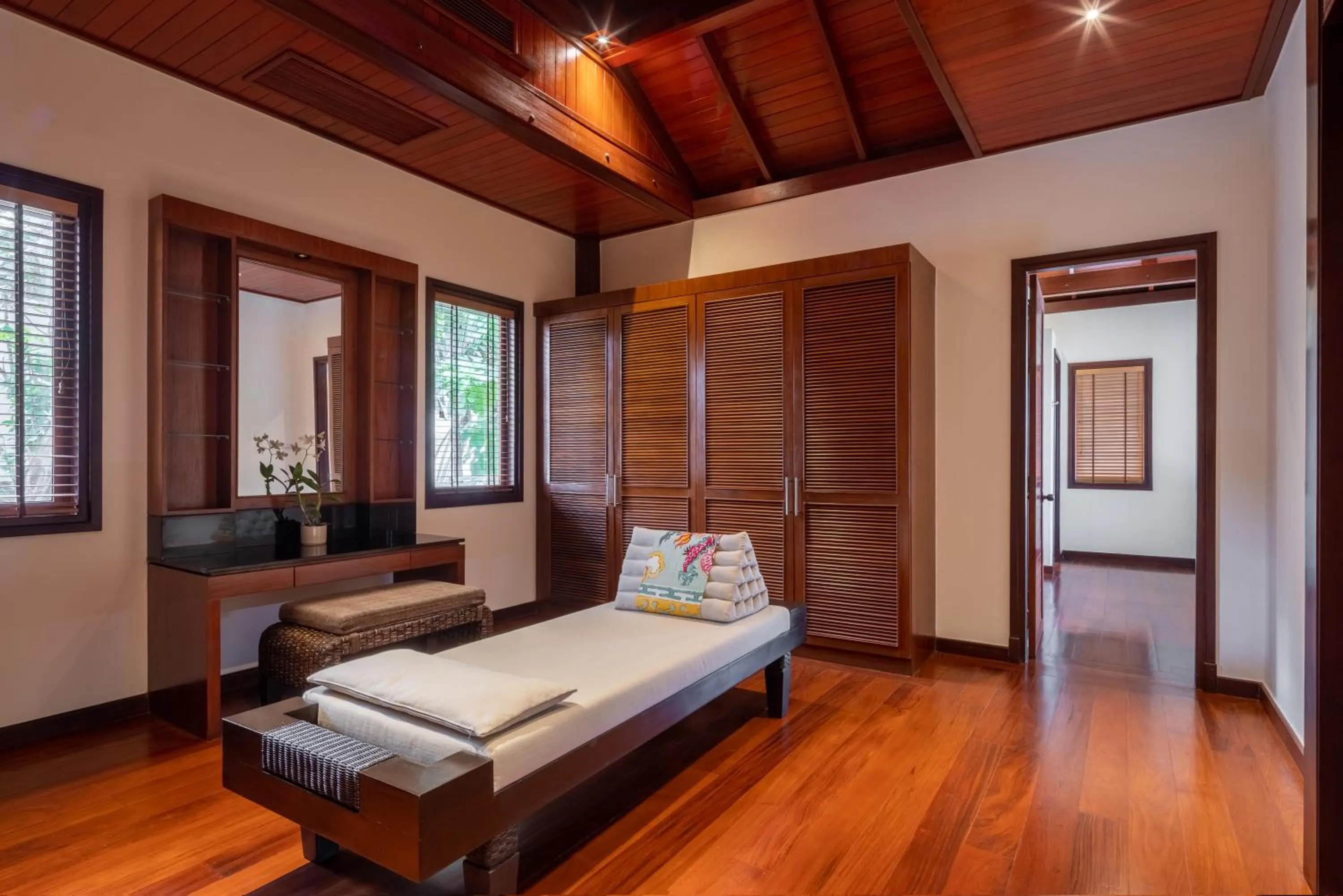 wardrobe, Bed in Villa Horizon