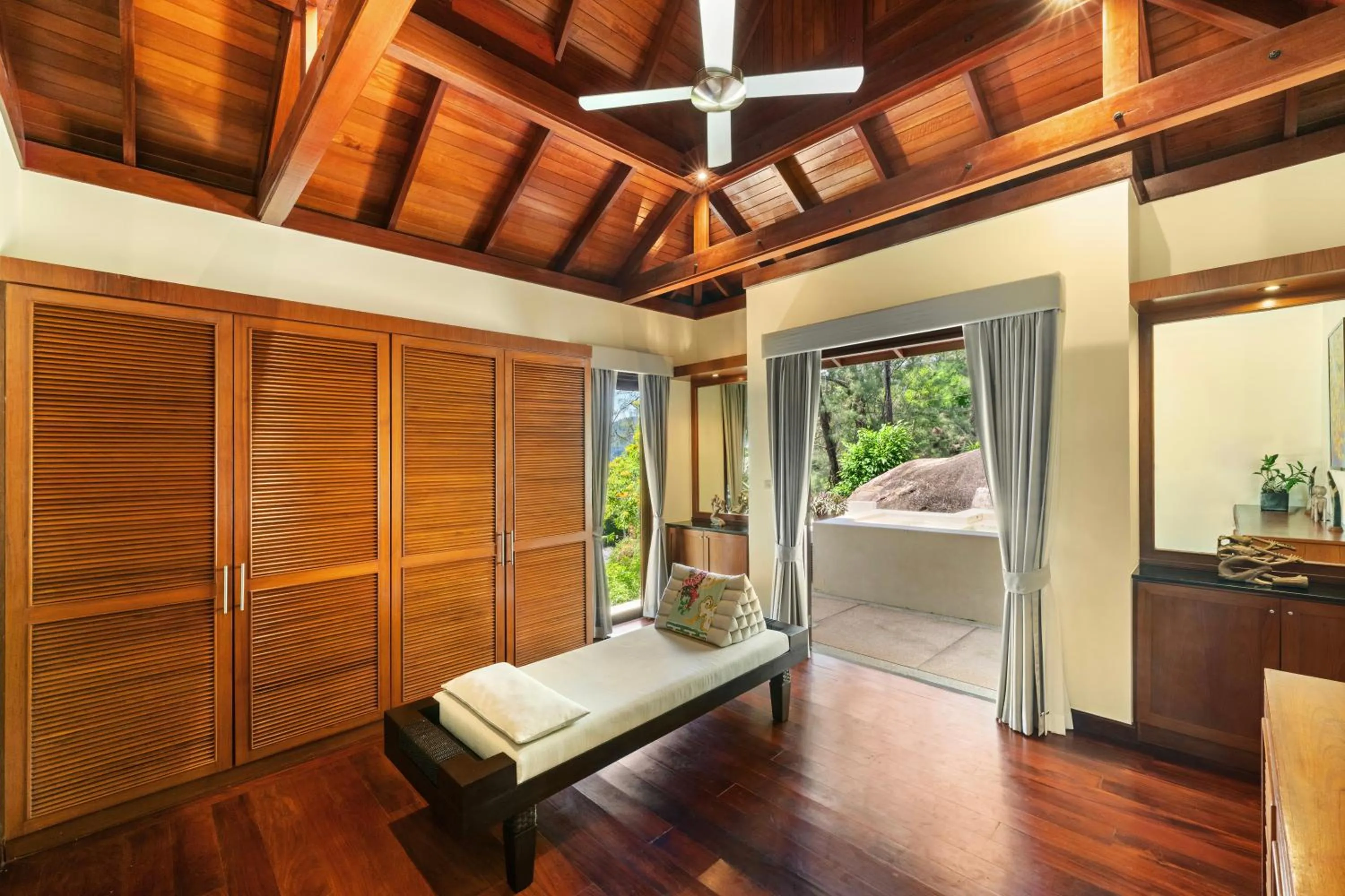 wardrobe, Bed in Villa Horizon