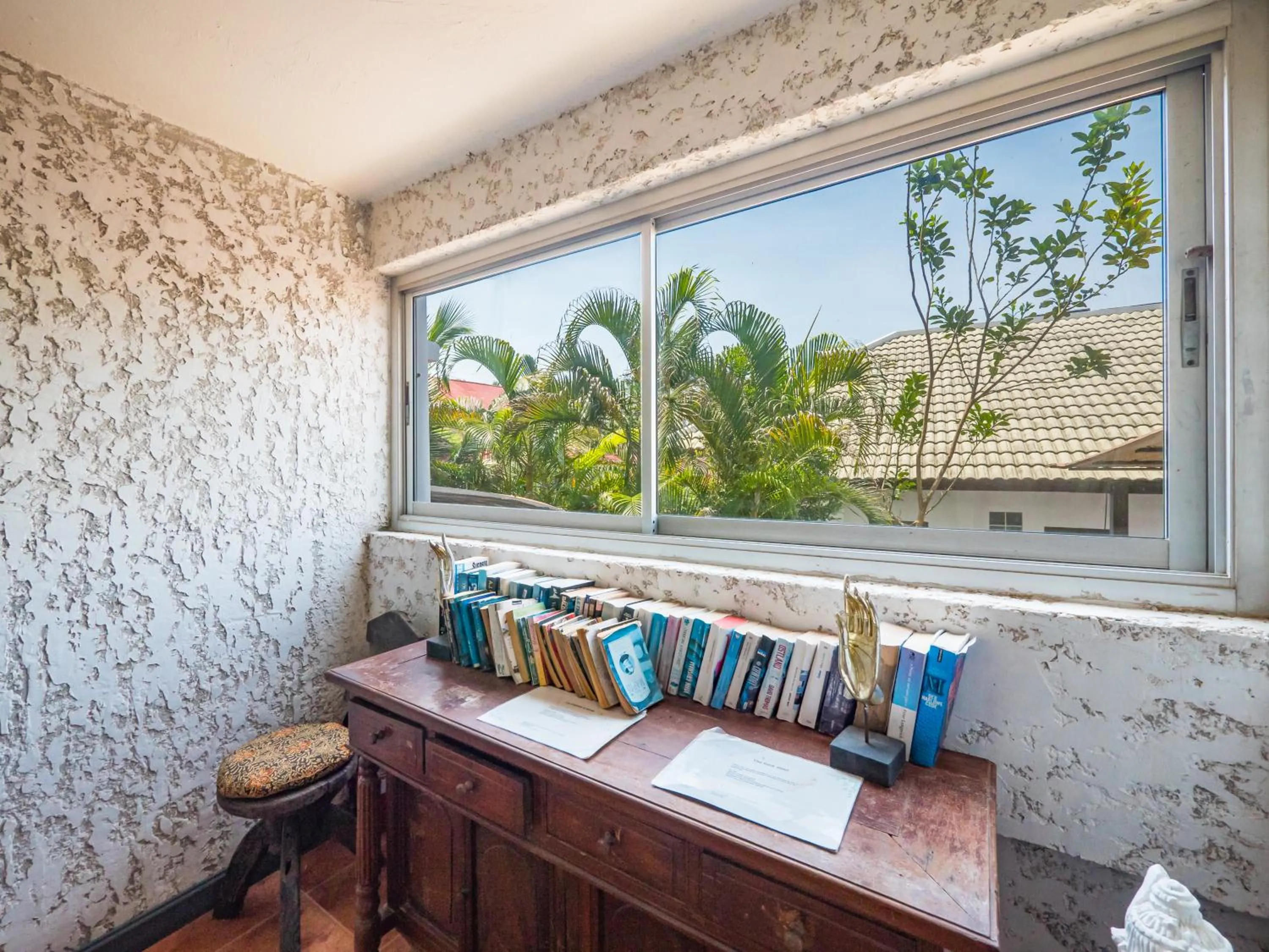 Day in Lemon House apartment