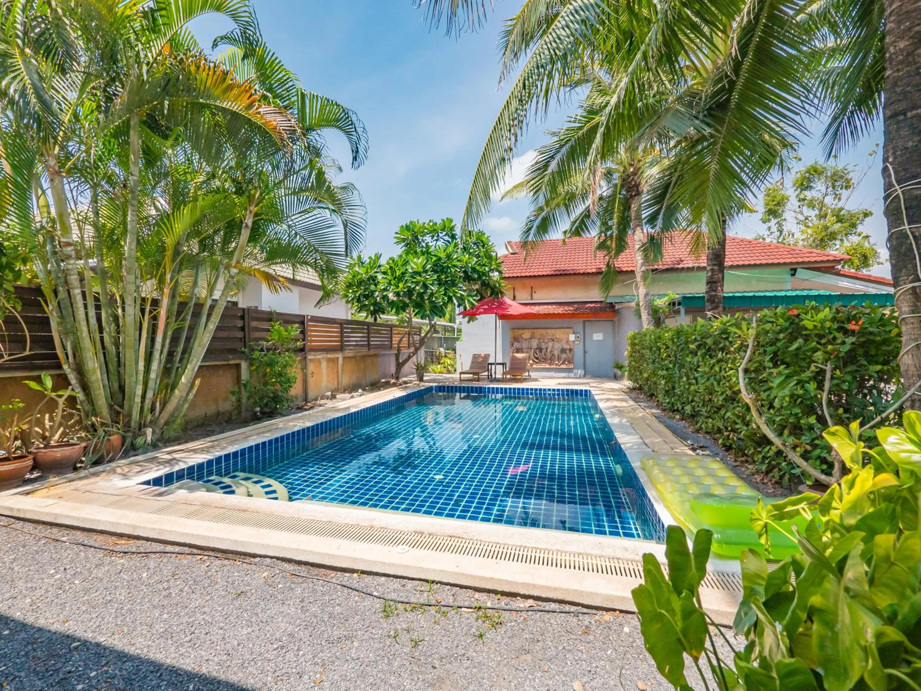 Pool view in Lemon House apartment