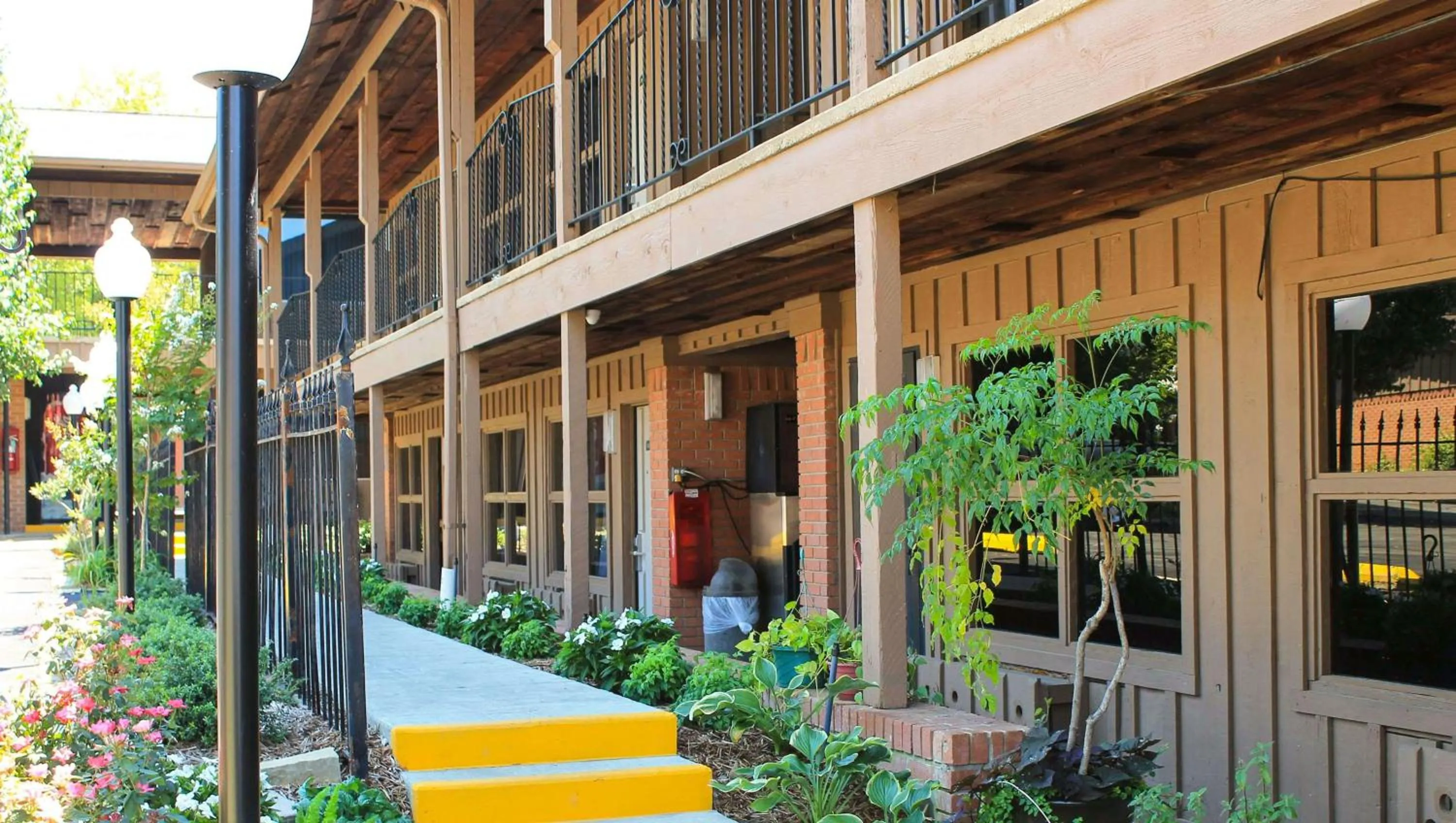 Charles Wesley Motor Lodge Downtown Broken Bow- Hochatown