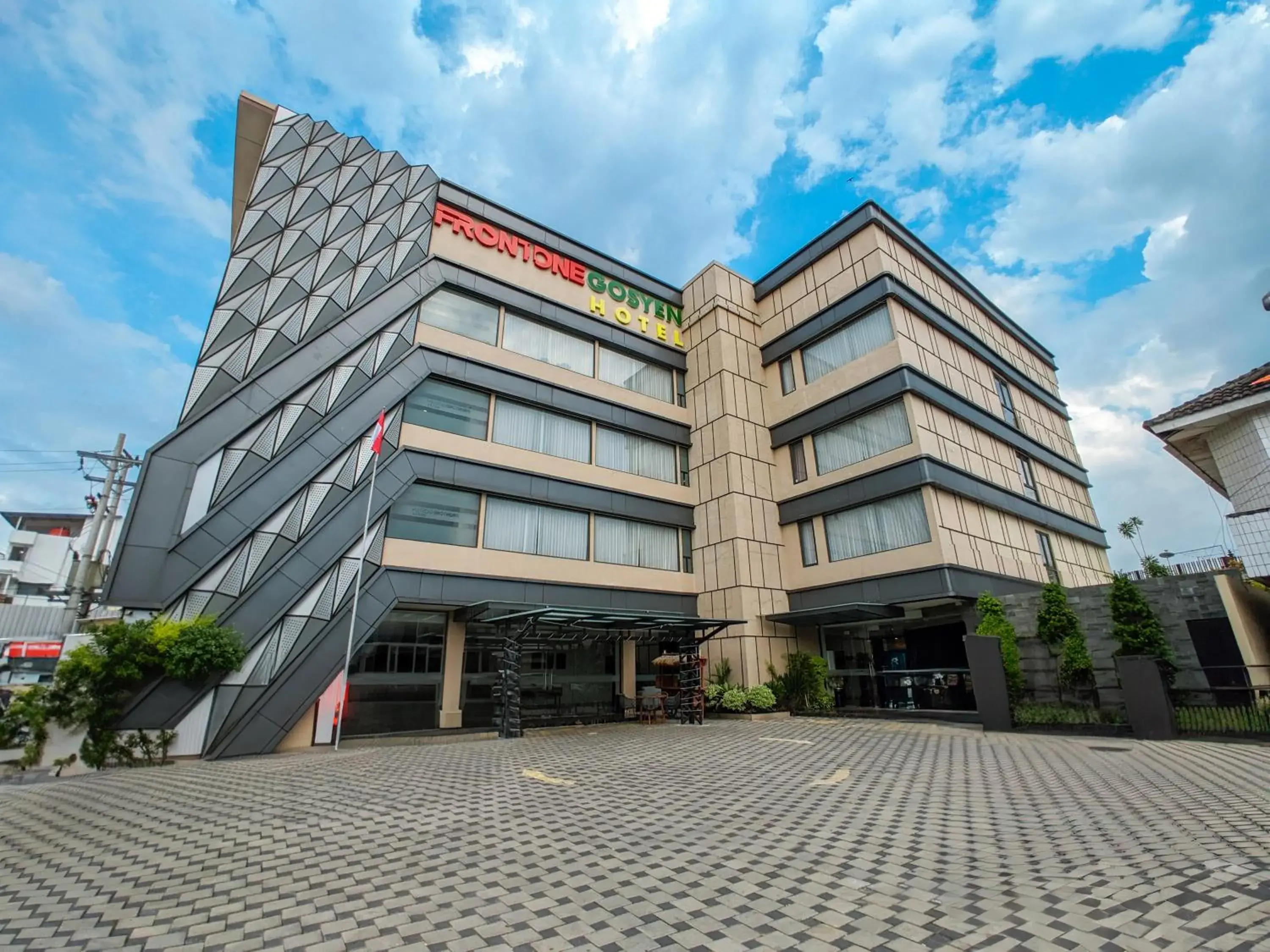 Property building in Front One Gosyen Hotel Salatiga Property building in Front One Gosyen Hotel Salatiga