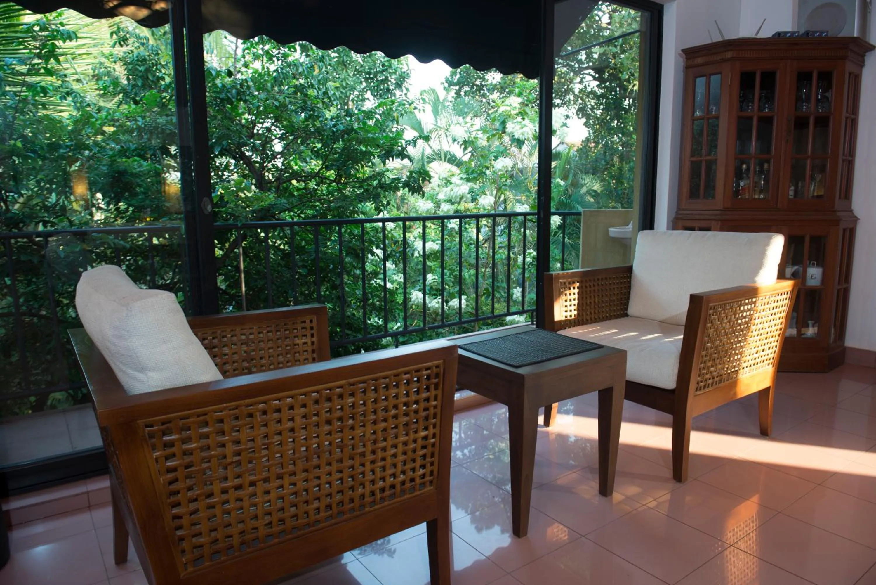 Library in Villa Escondite - The Hotel