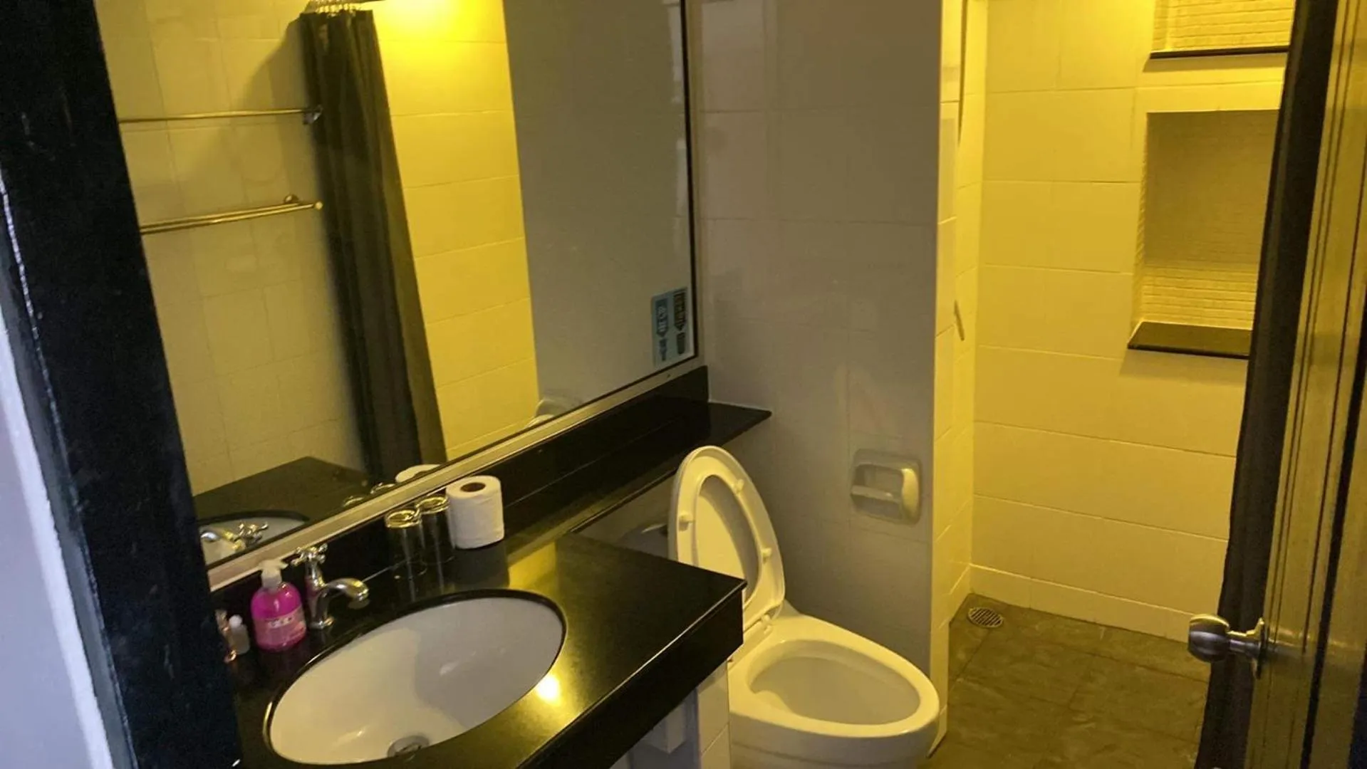 Shower in KARON STUDIO APARTMENT