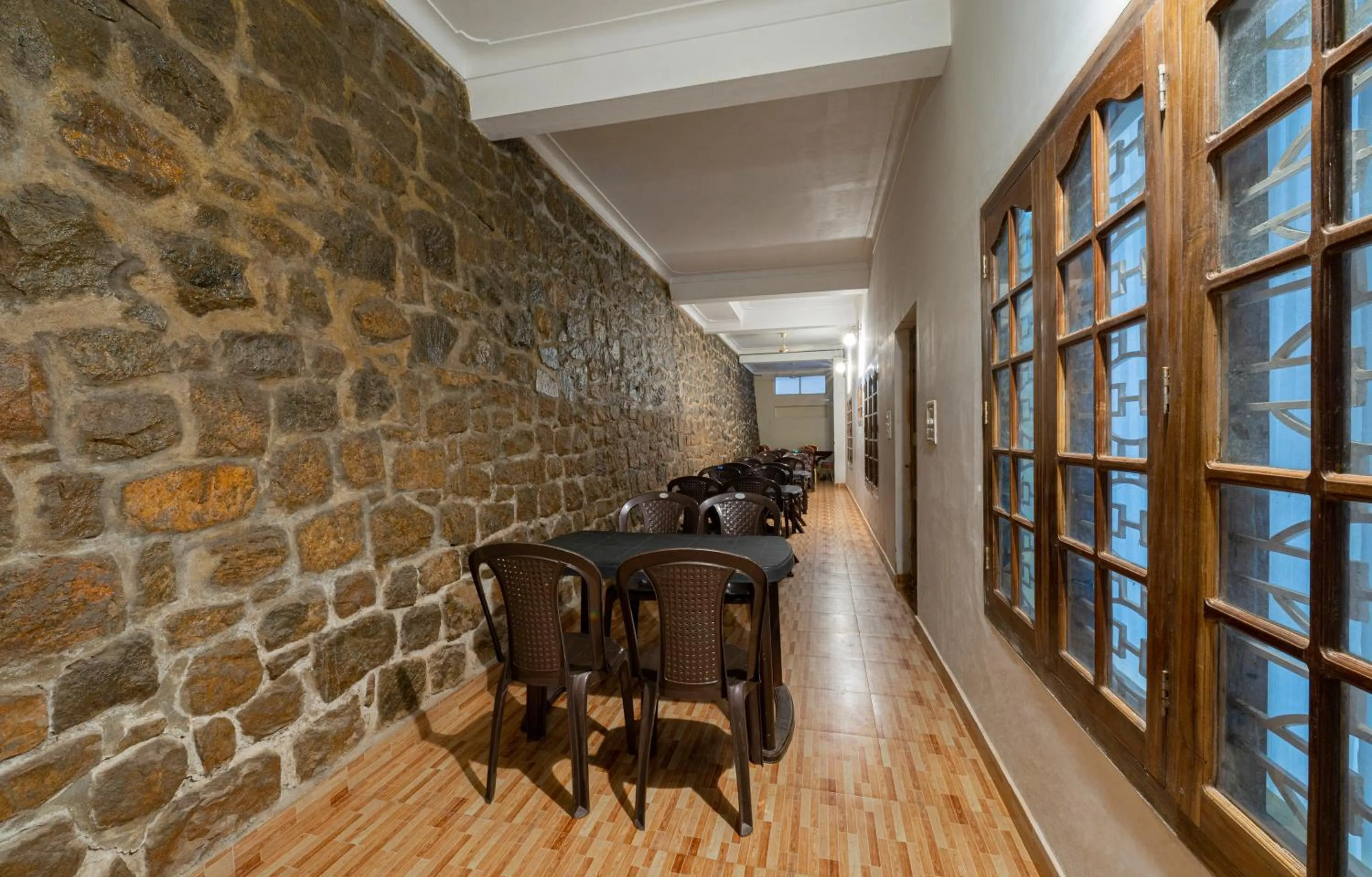 Dining area in Misty Heights by The Sanihara