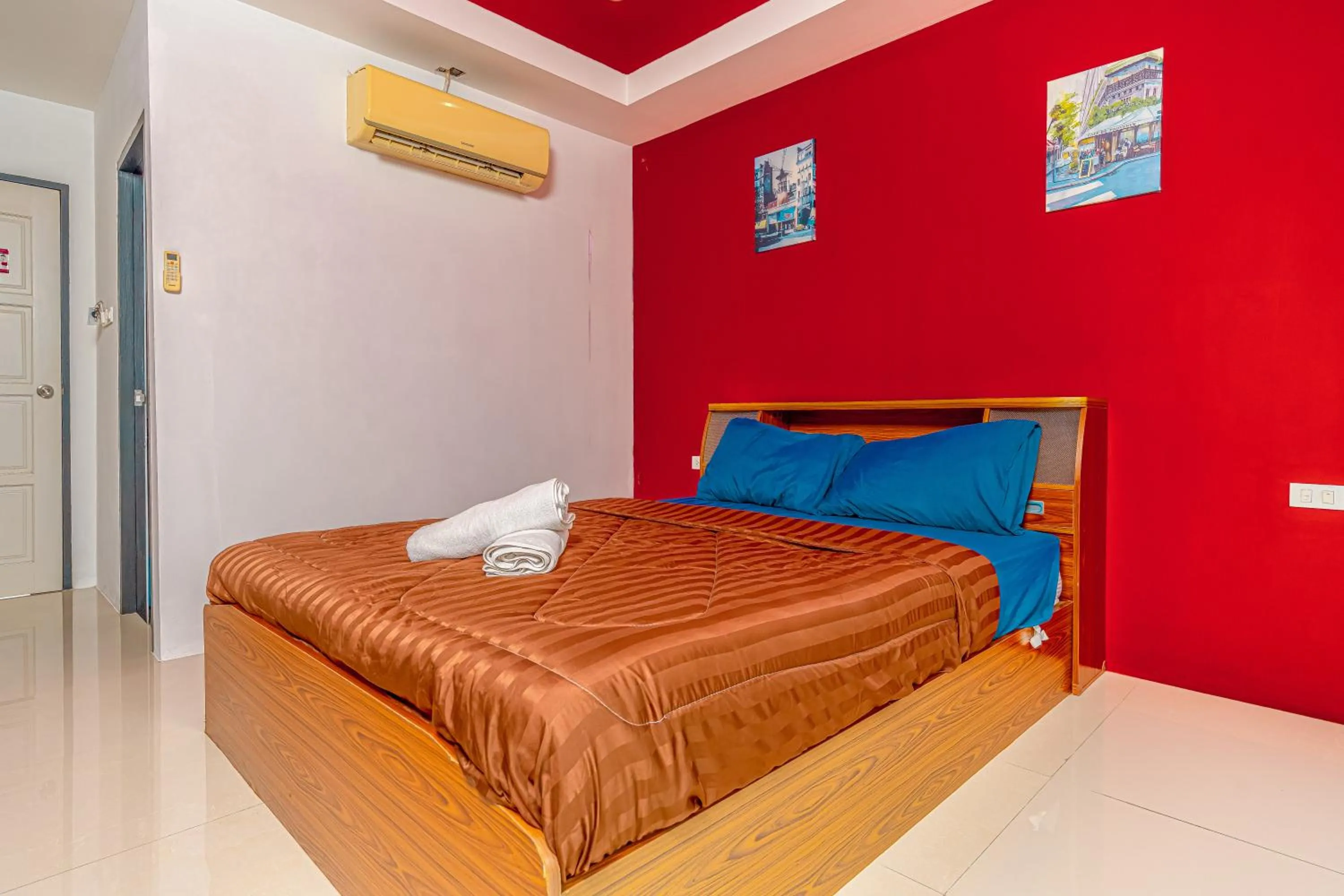 Photo of the whole room, Bed in Nice to meat you Rooms