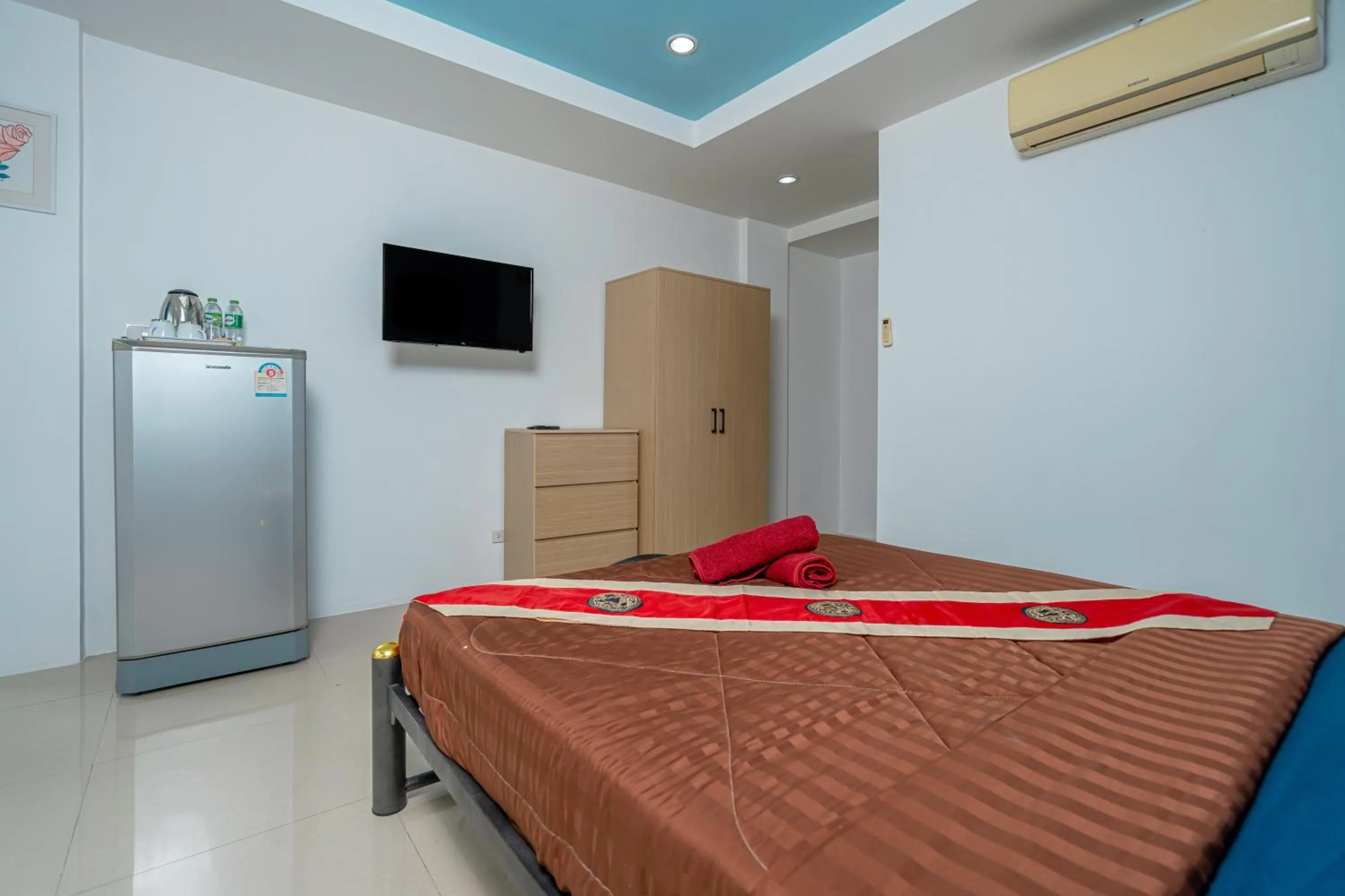 Photo of the whole room, Bed in Nice to meat you Rooms