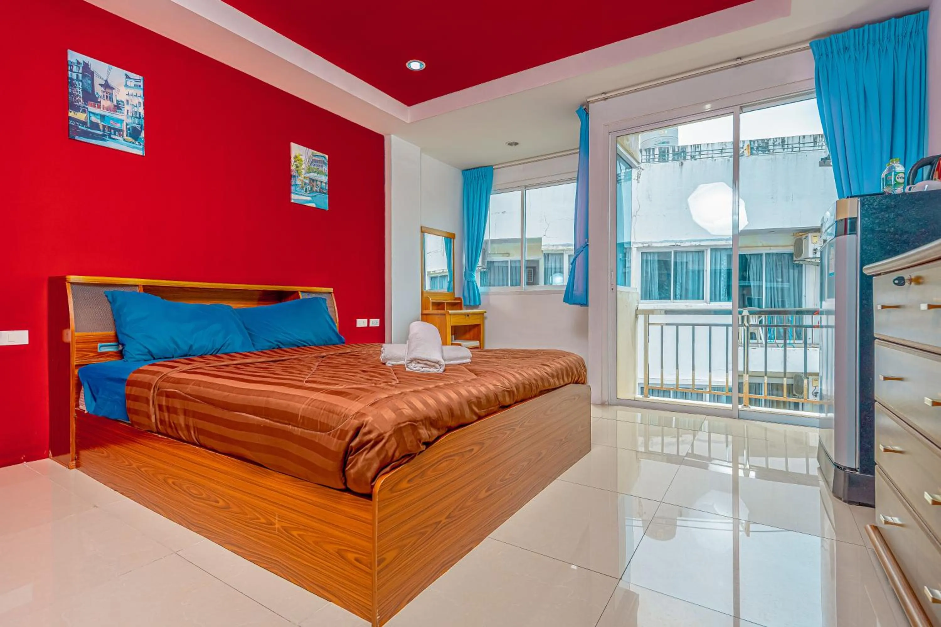 Photo of the whole room, Bed in Nice to meat you Rooms