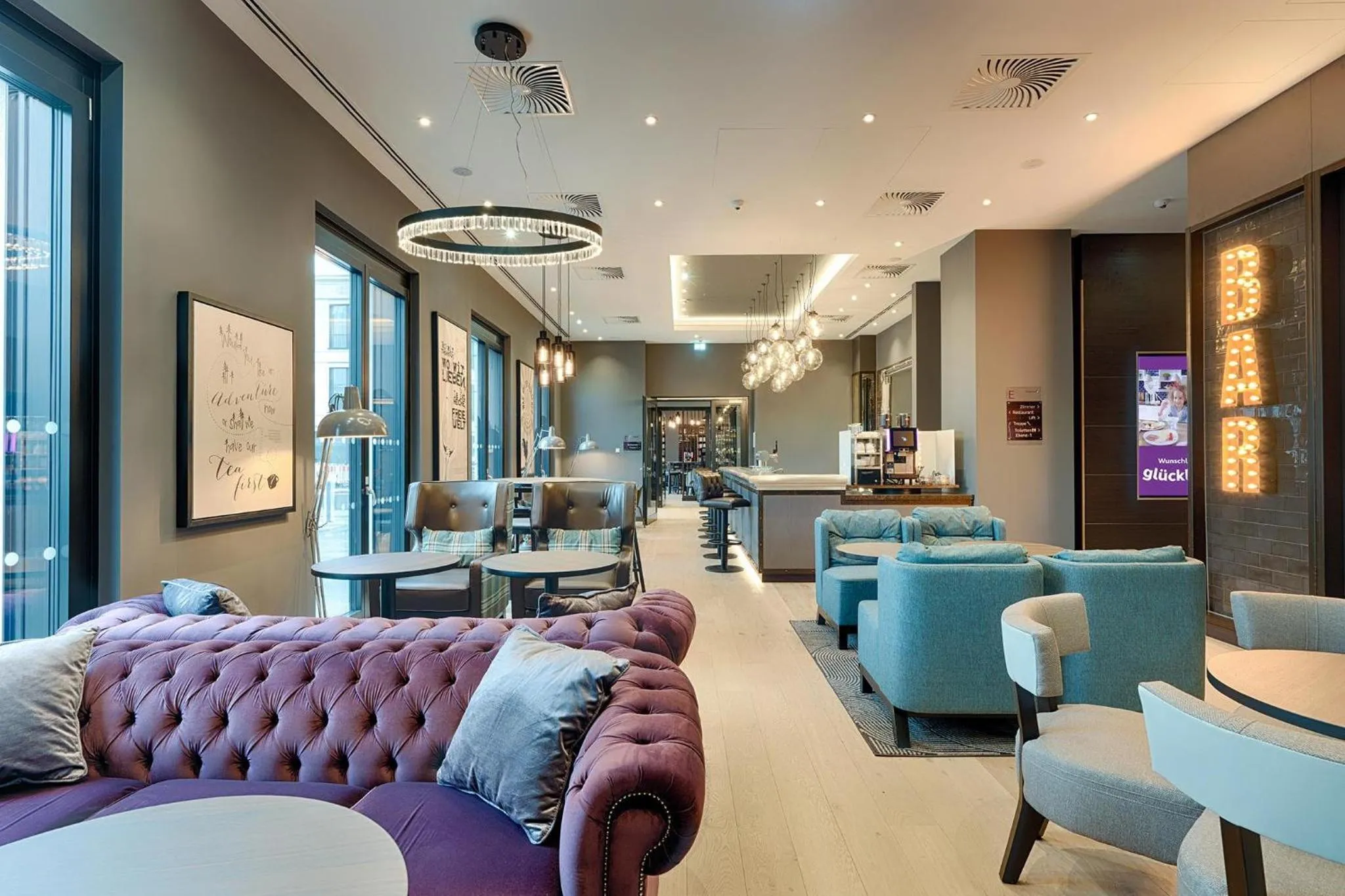 Lobby or reception in Premier Inn Regensburg City Centre