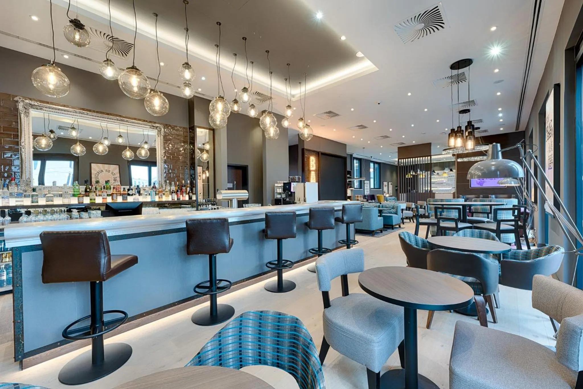 Lounge or bar in Premier Inn Regensburg City Centre