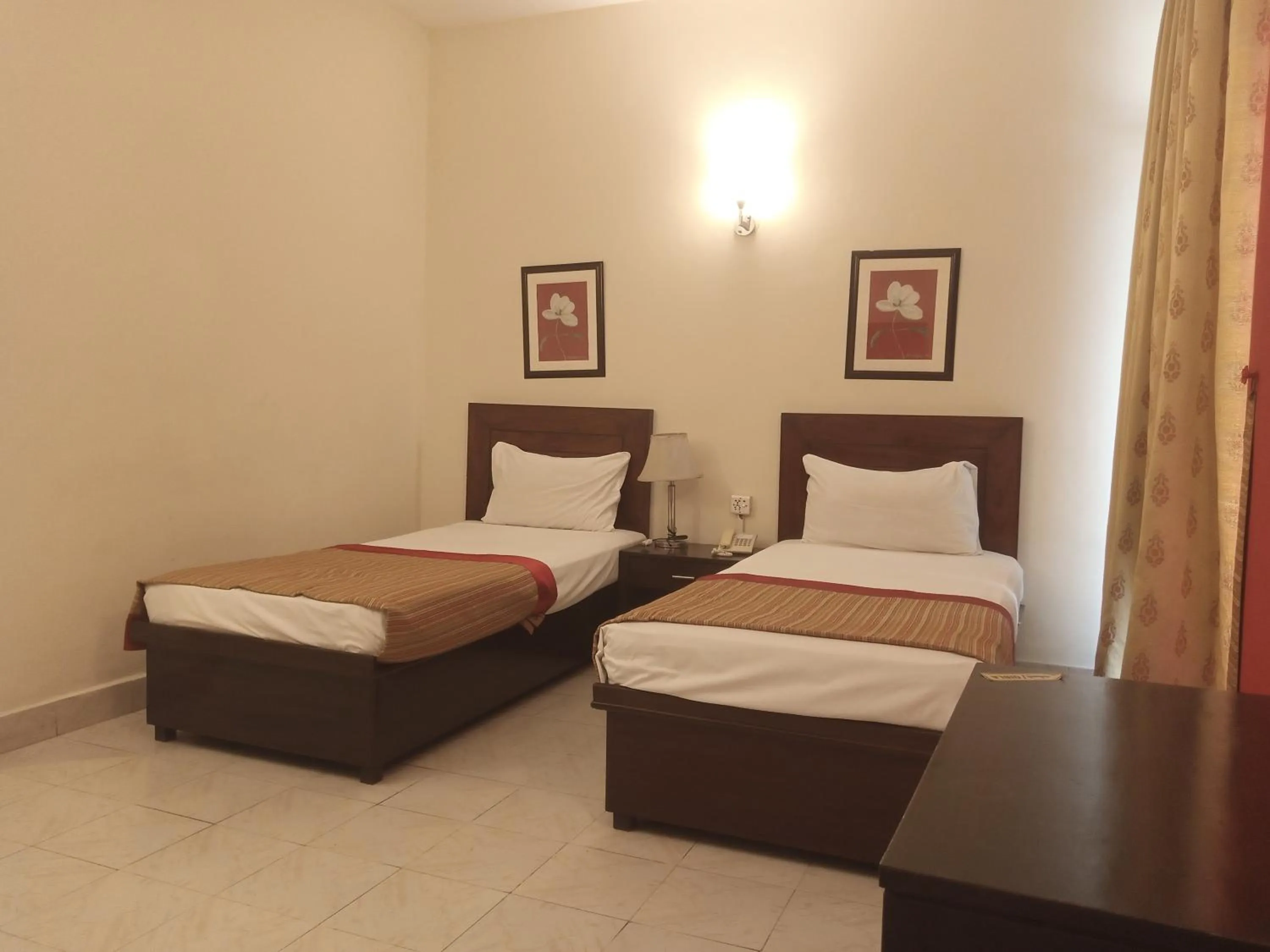 Bed in Herfa INN Hotel Lahore