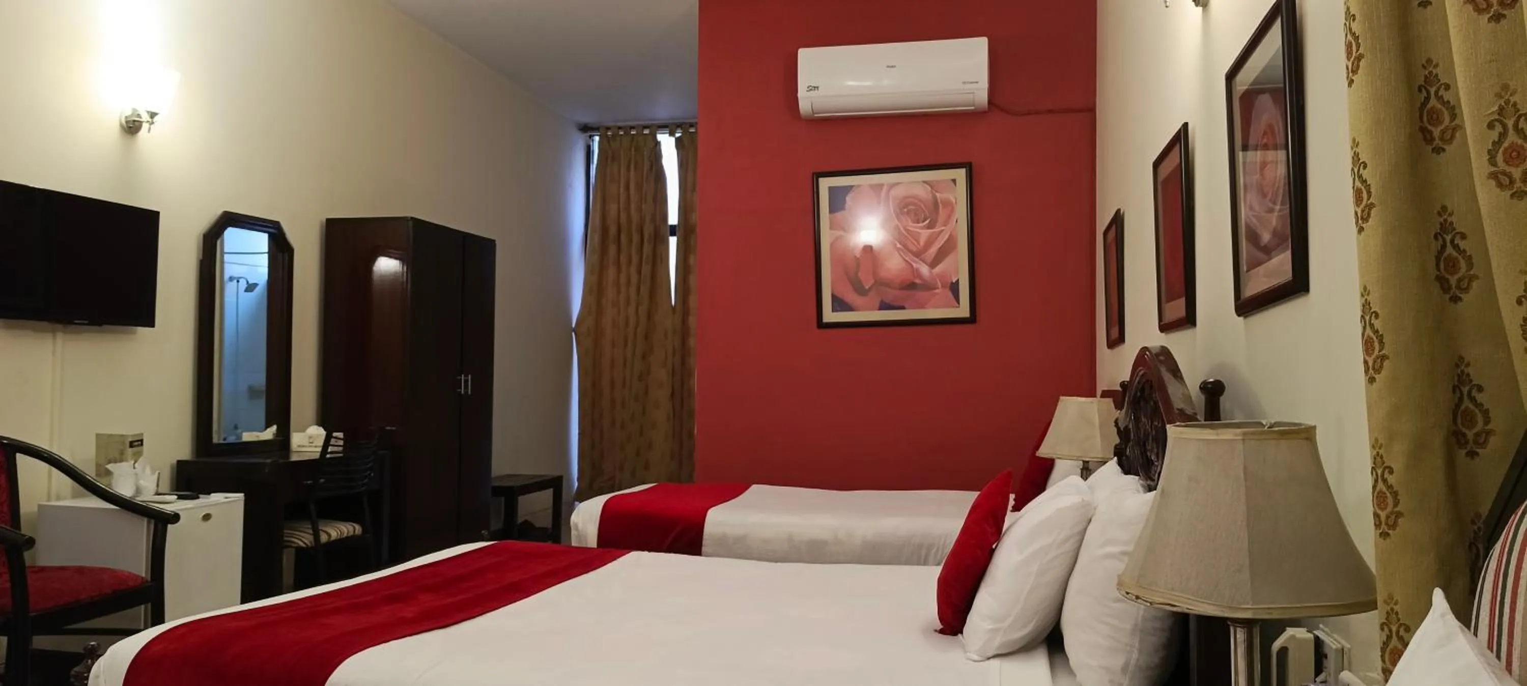 Bed in Herfa INN Hotel Lahore