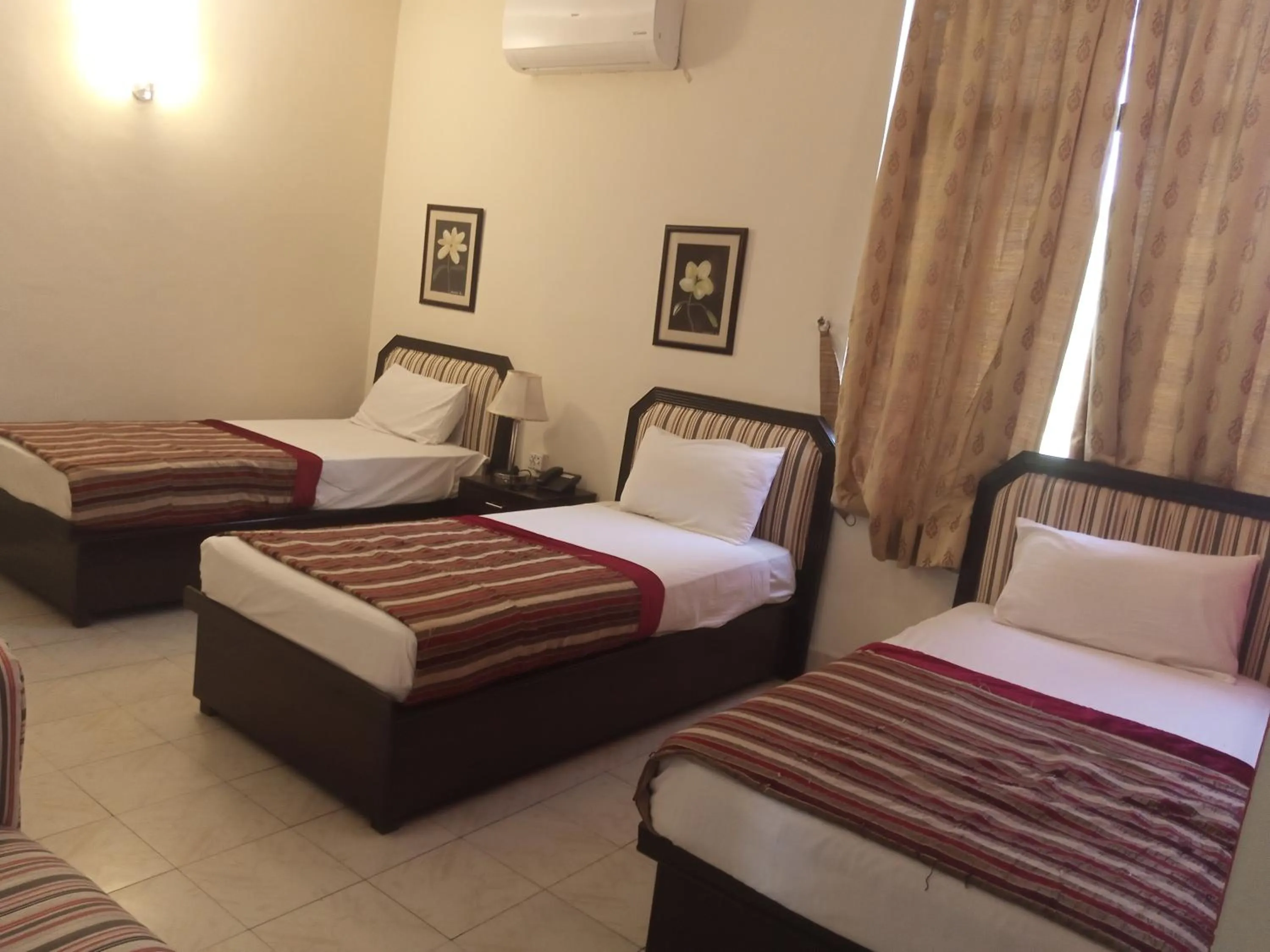 Bed in Herfa INN Hotel Lahore