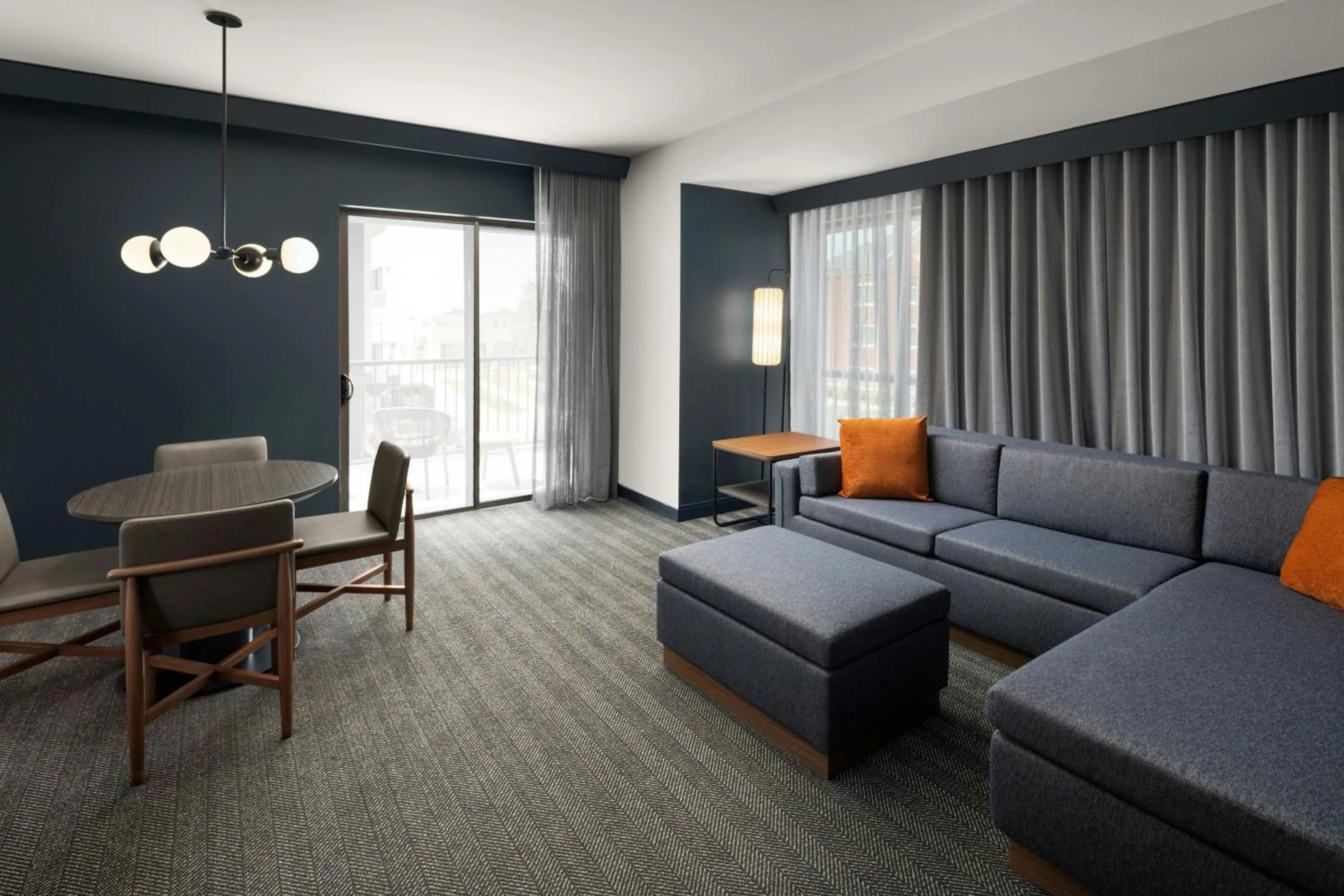 Living room in Courtyard by Marriott Gainesville GA