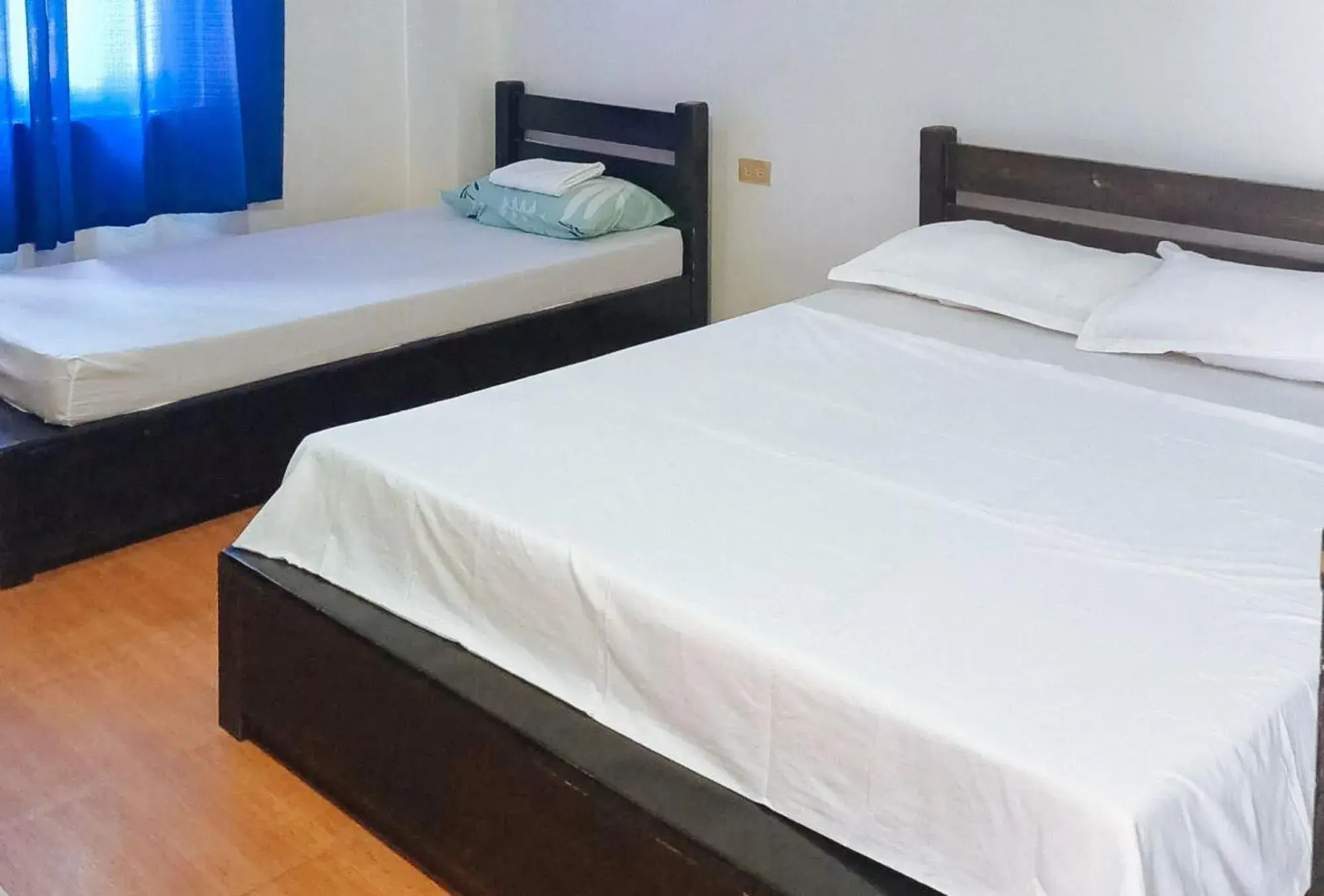 Deluxe Room in RedDoorz @ Nena's Hotel Dagupan City Deluxe Room in RedDoorz @ Nena's Hotel Dagupan City