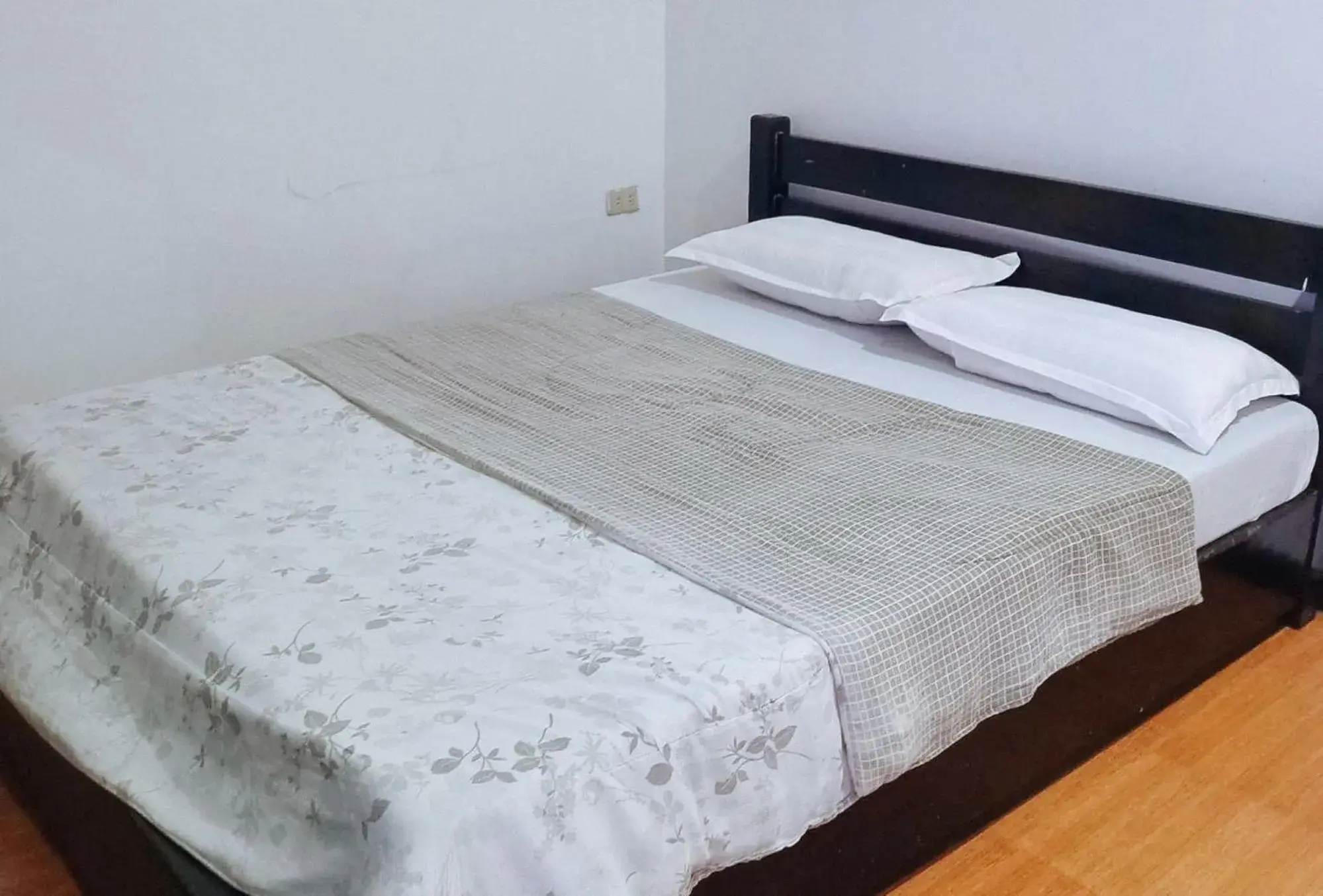 Standard Double Room in RedDoorz @ Nena's Hotel Dagupan City Standard Double Room in RedDoorz @ Nena's Hotel Dagupan City