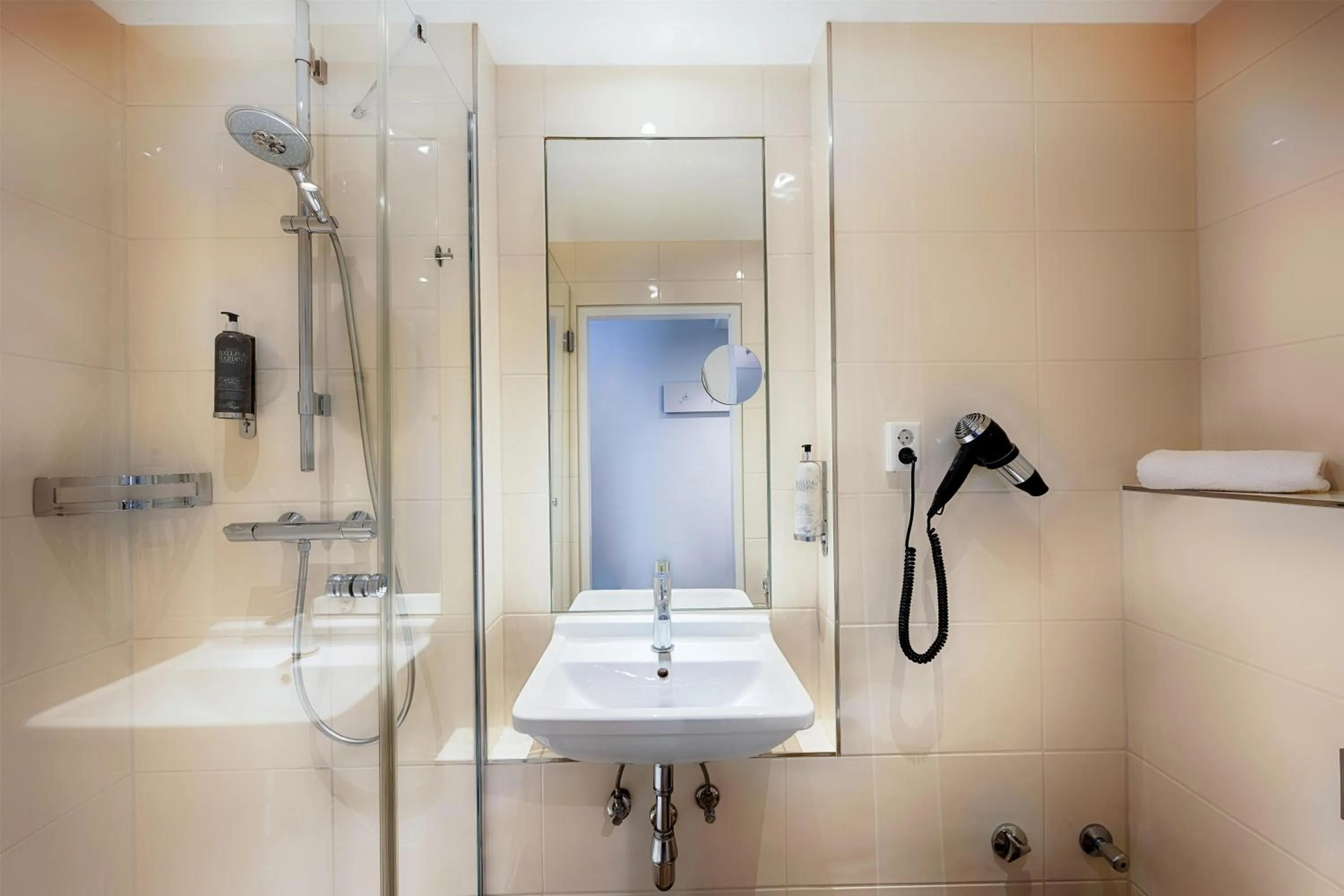 Bathroom in Premier Inn Stuttgart Bad Cannstatt